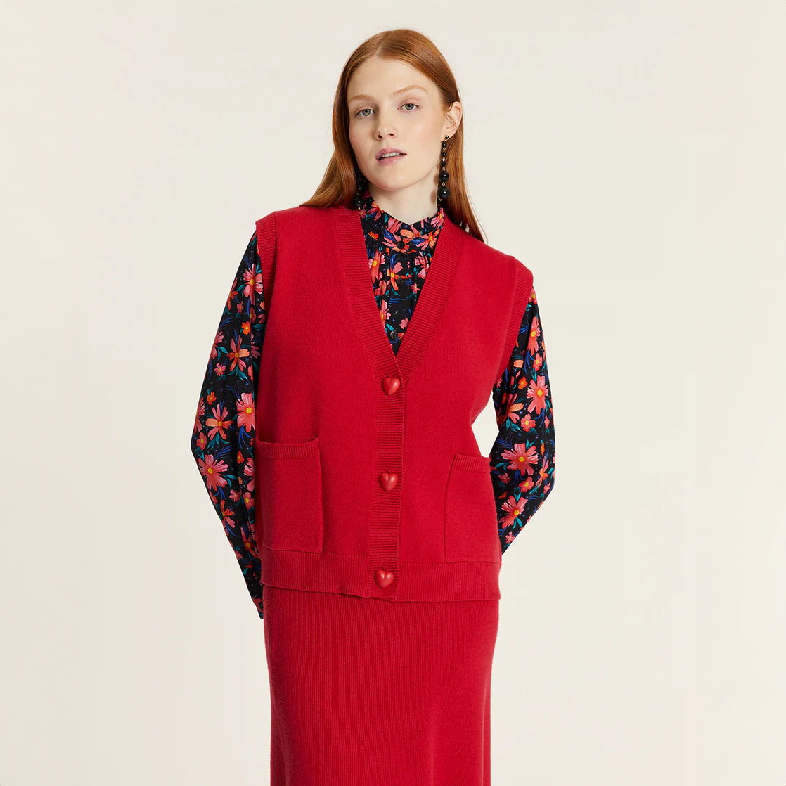 Chaleco punto botones corazón rojo