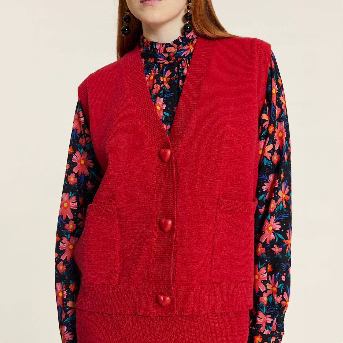 Chaleco punto botones corazón rojo