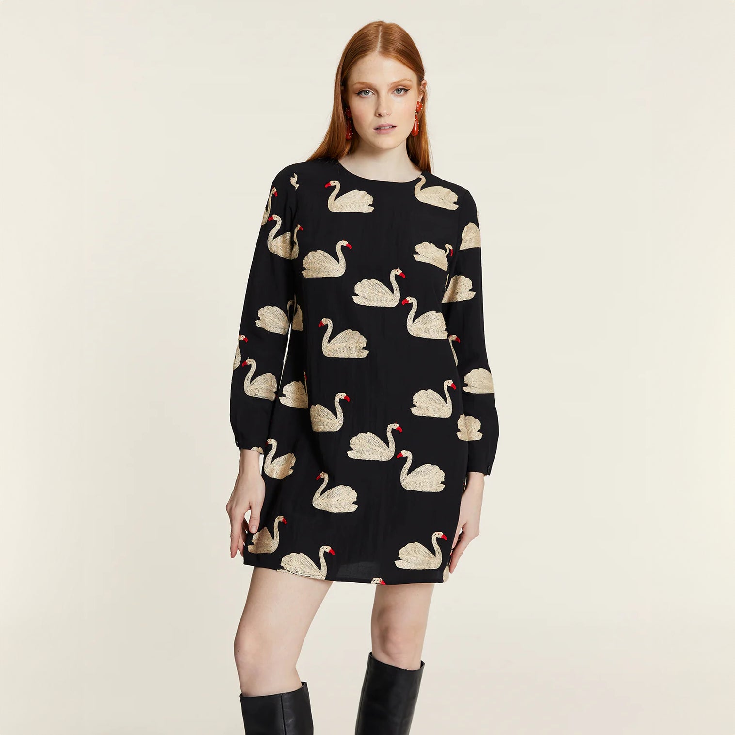 Vestido corto bordado cisnes