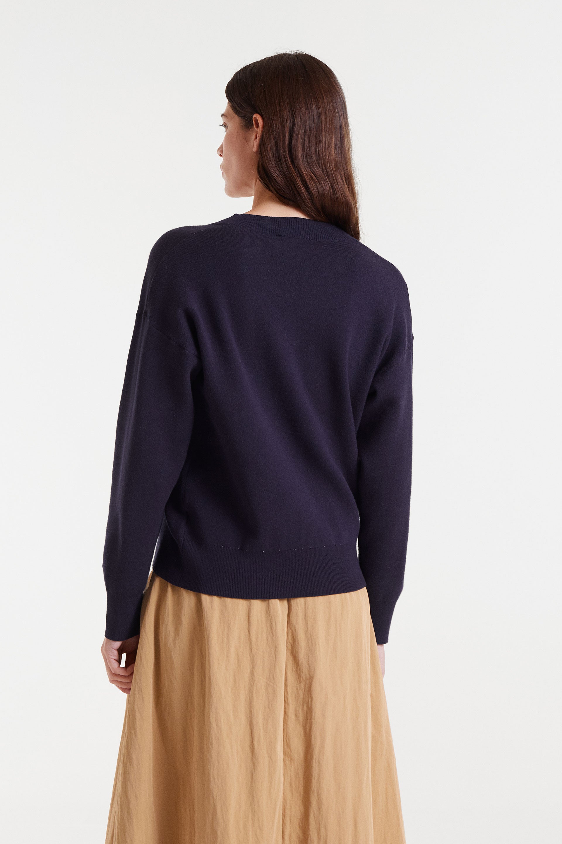 Jersey azul marino con flor rosa y detalle en naranja