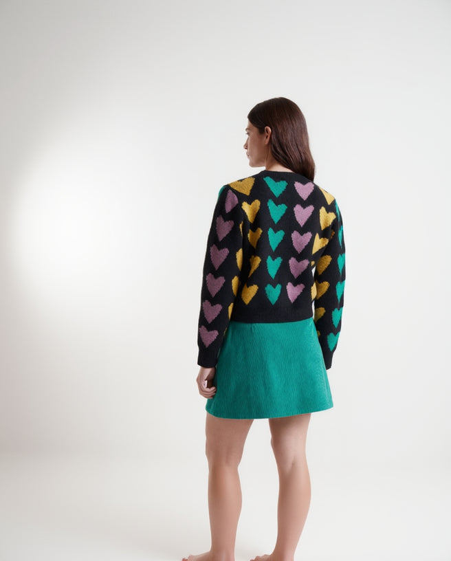 Jersey negro con corazones de colores vivos