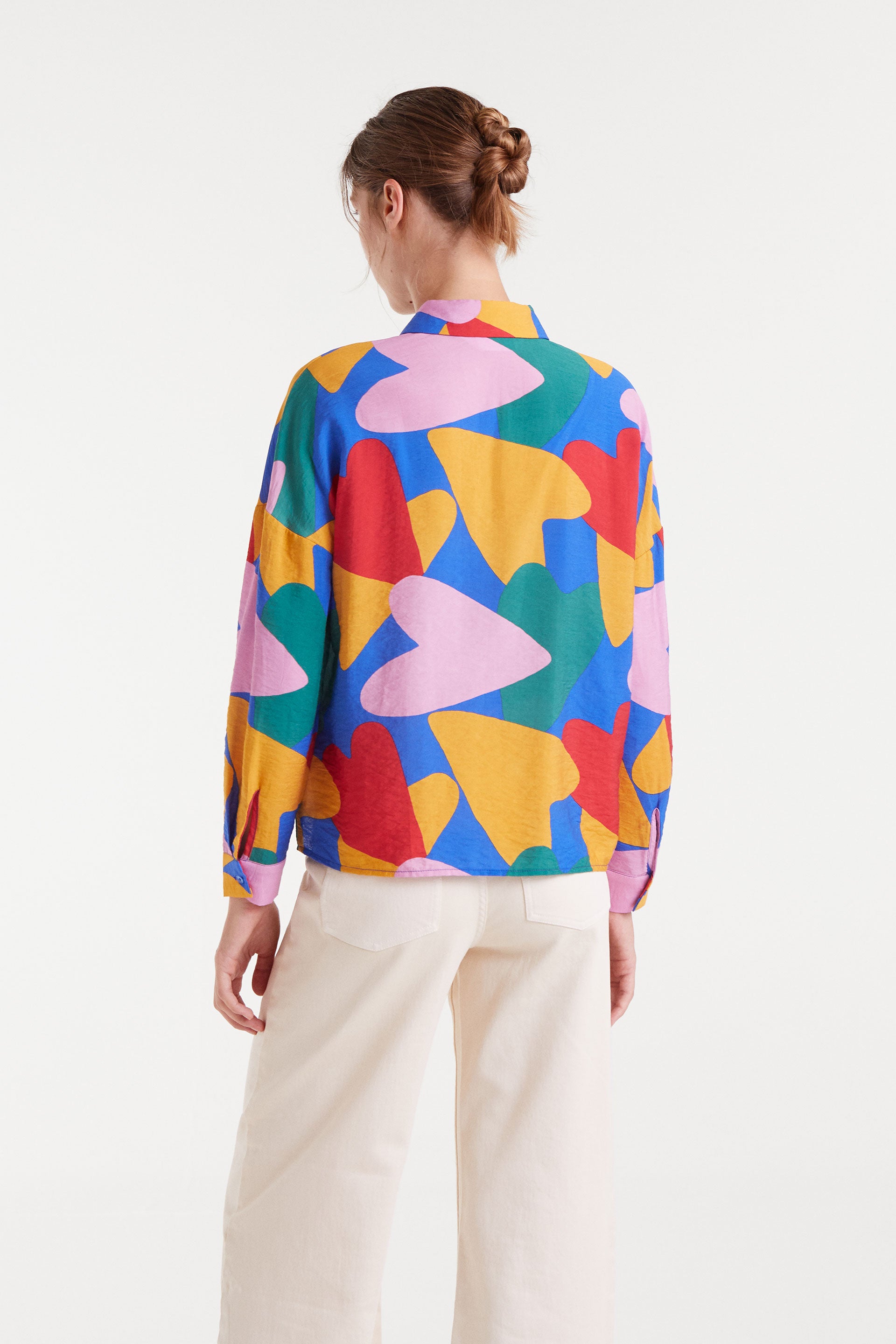 Camisa multicolor con estampado de corazones