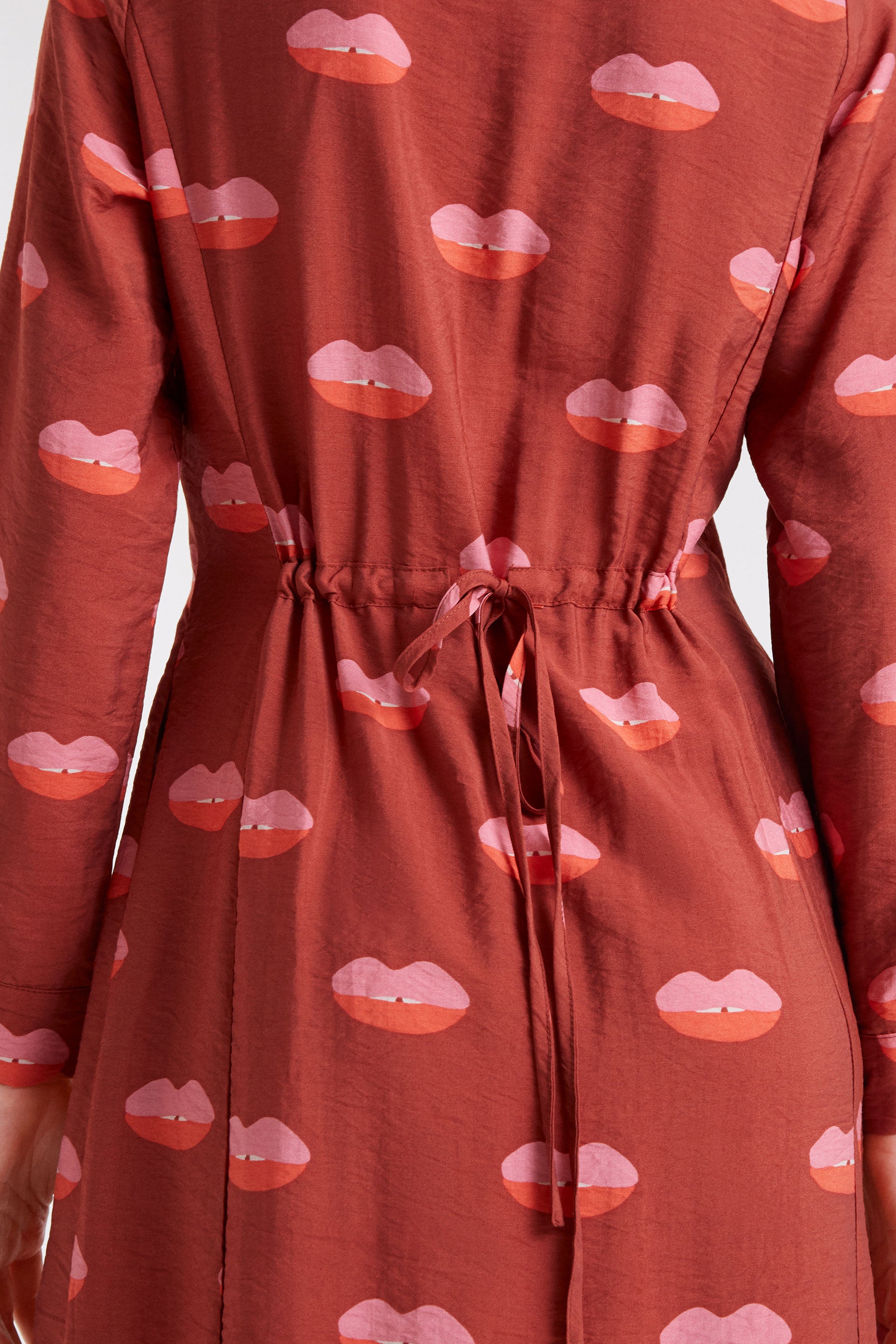 Vestido camisero rojo con estampado de labios