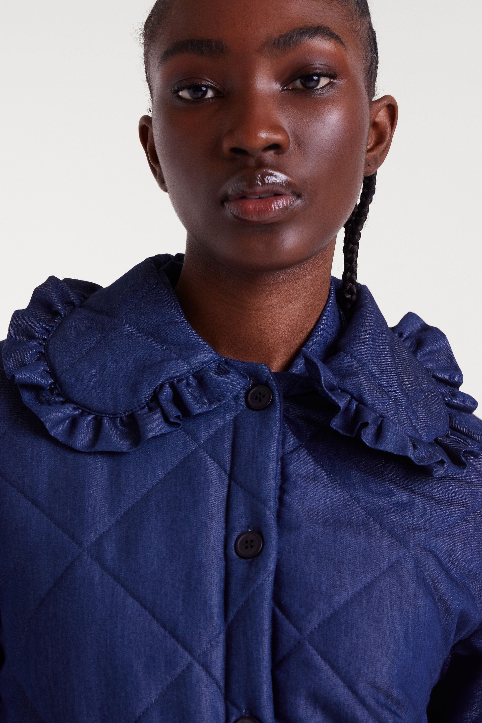 Chaqueta acolchada denim azul con cuello de volante