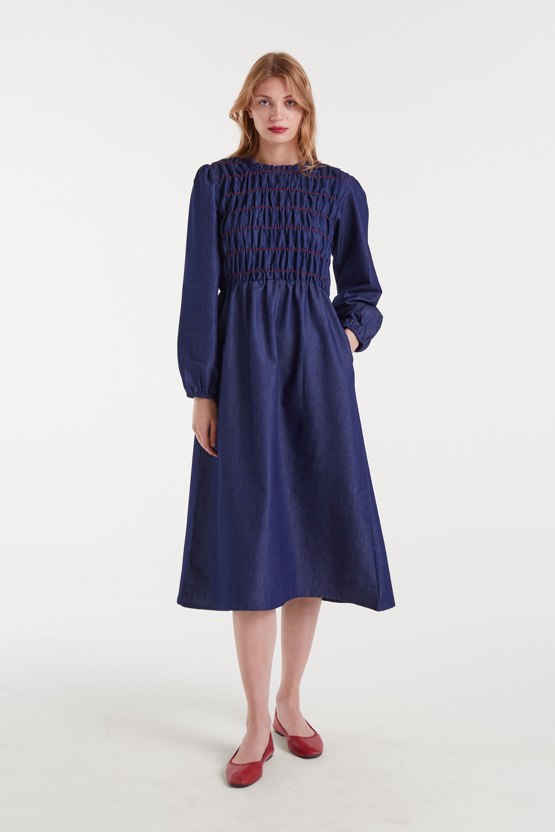 Vestido midi de denim azul con detalle fruncido
