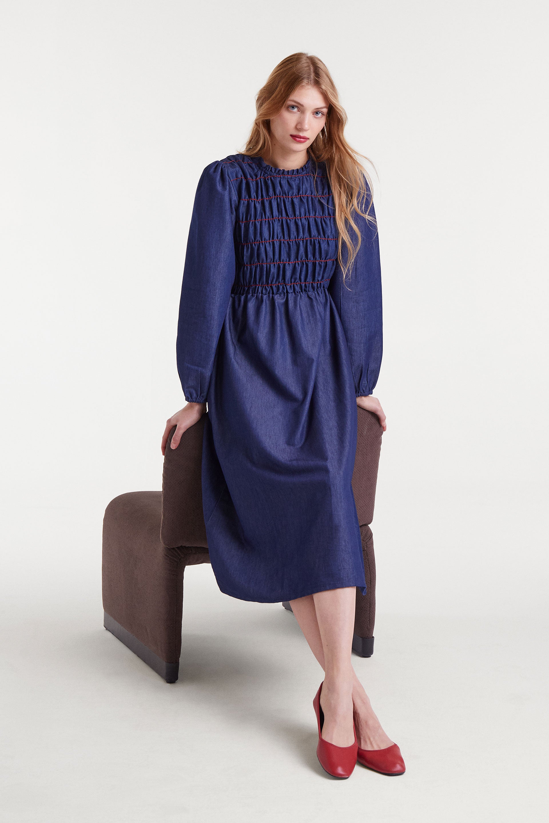 Vestido midi de denim azul con detalle fruncido