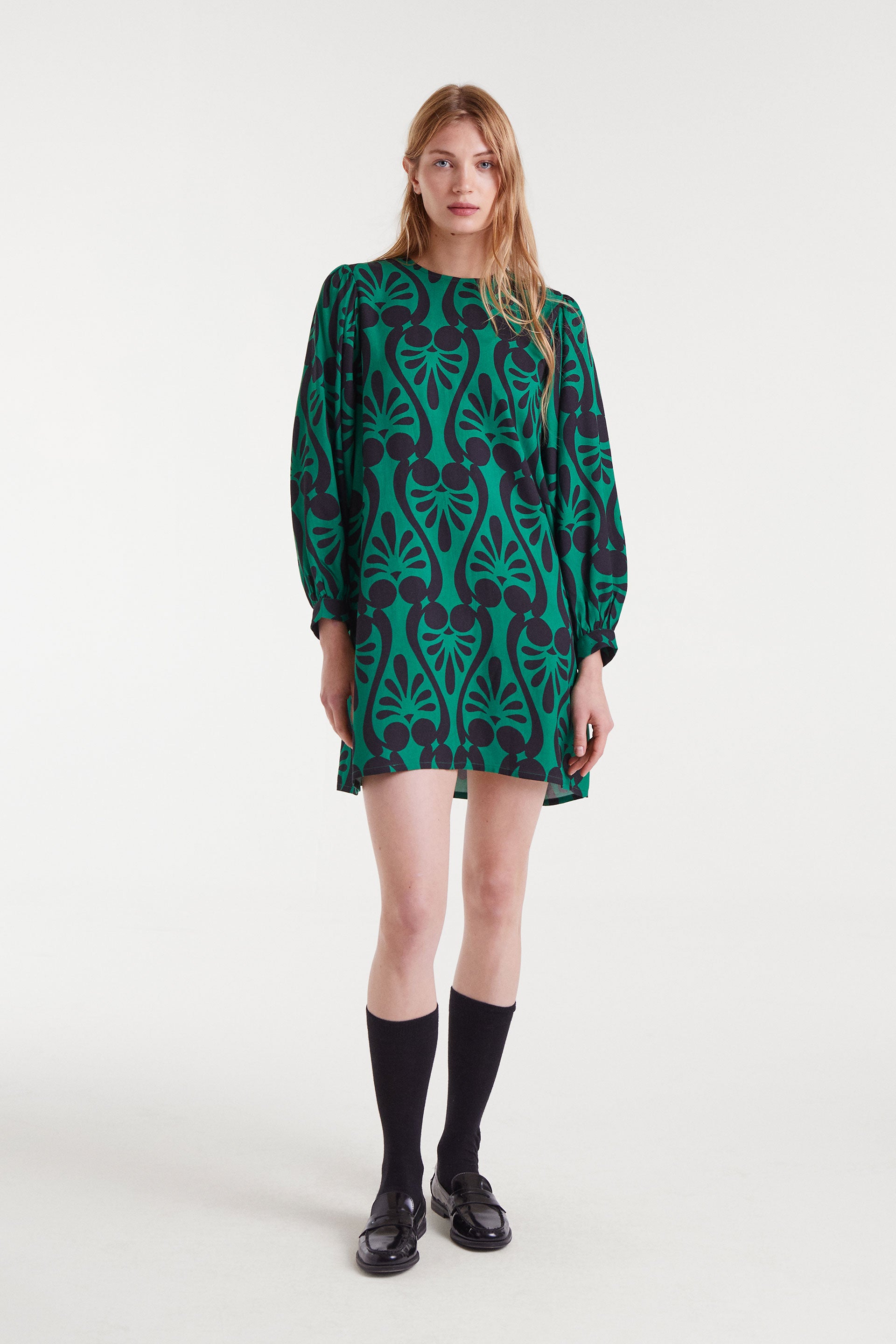 Vestido corto verde con estampado geométrico