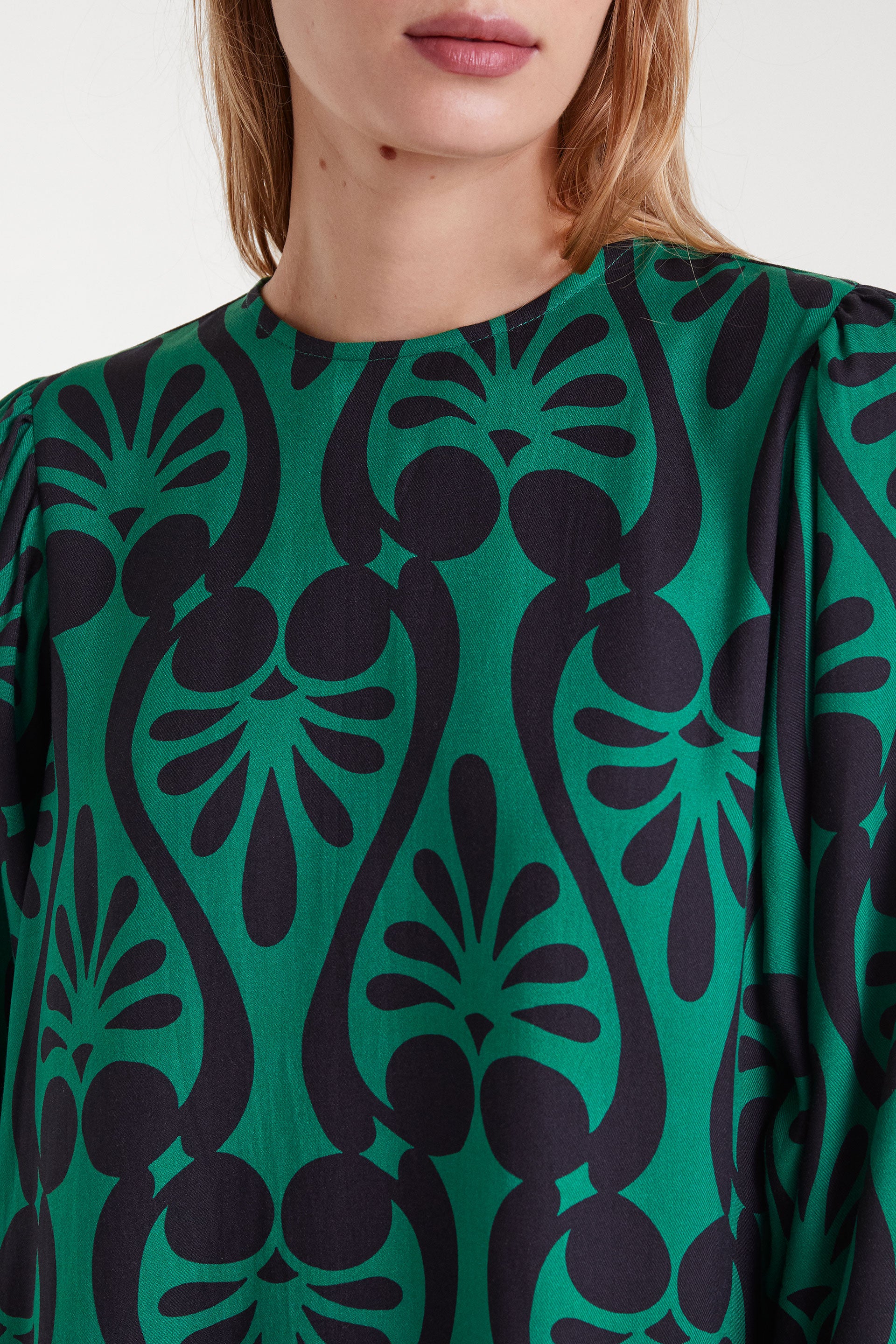 Vestido corto verde con estampado geométrico