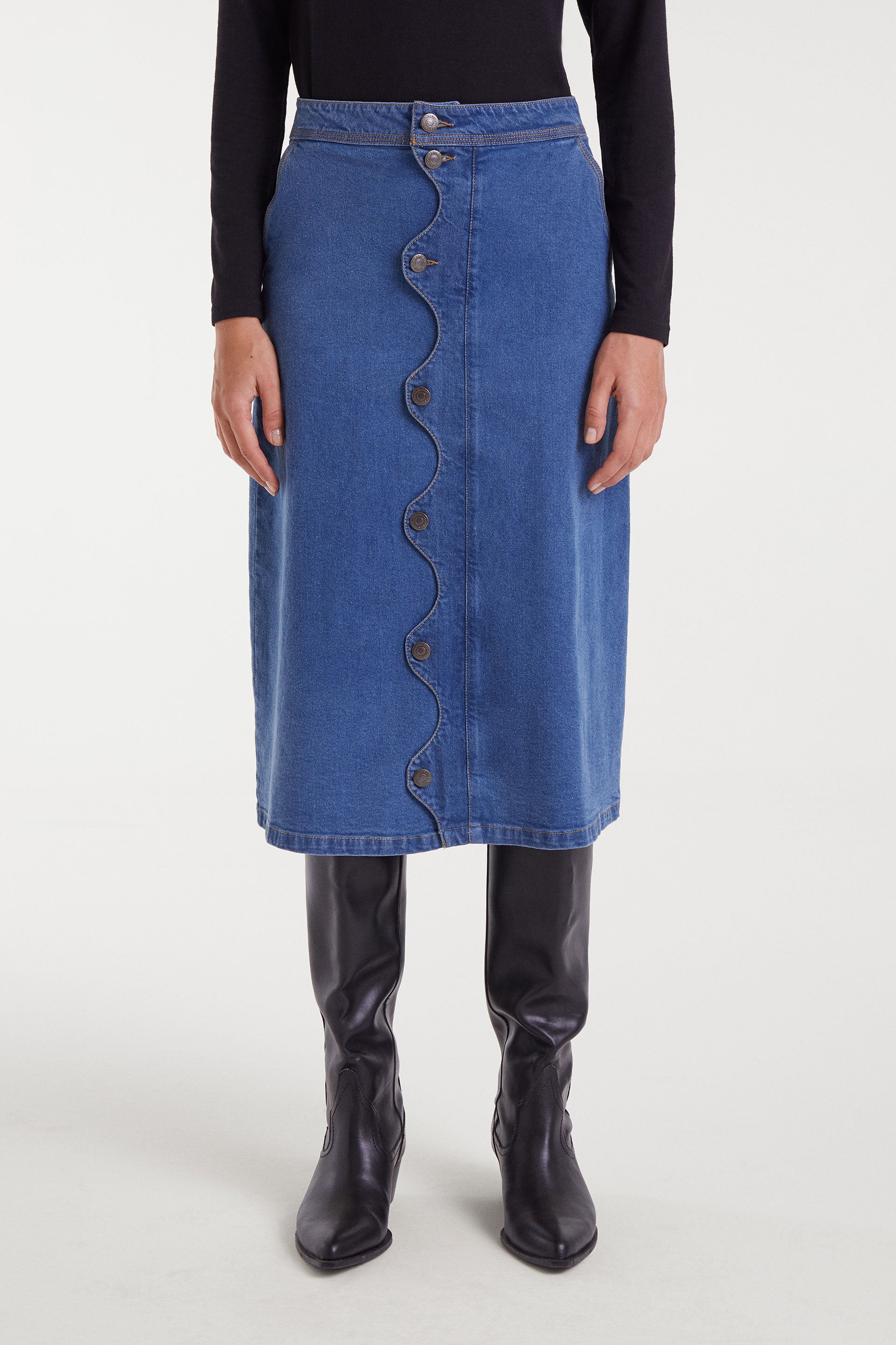 Falda midi de denim azul con botones delanteros