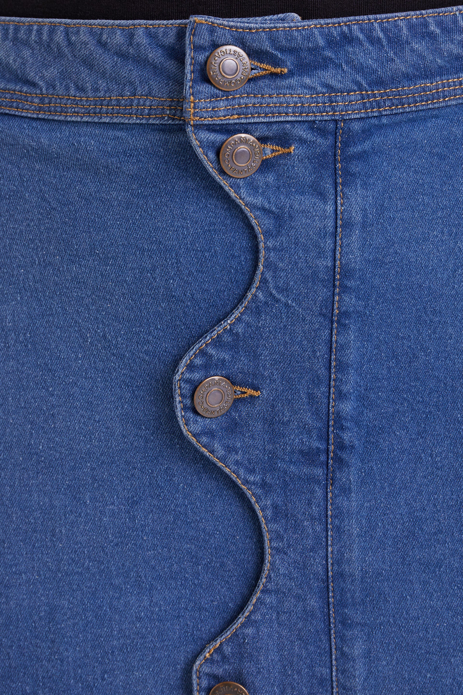 Falda midi de denim azul con botones delanteros