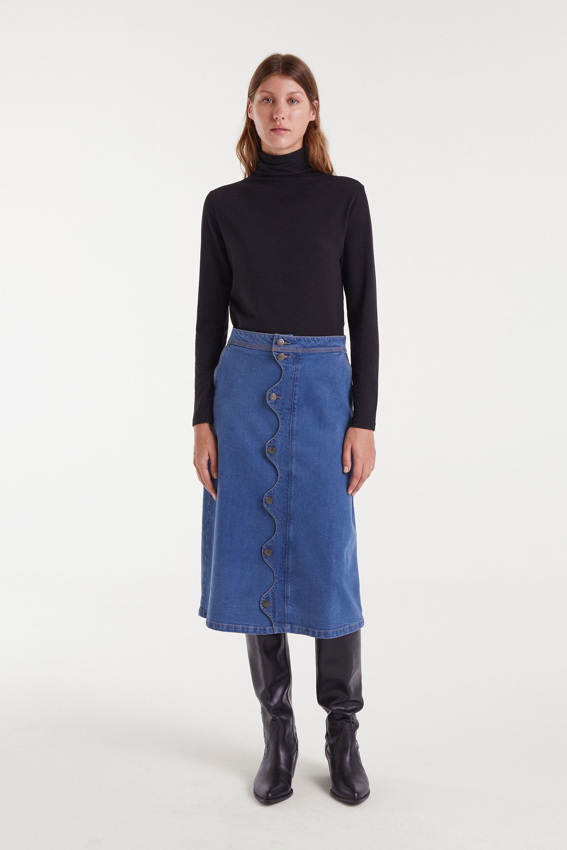 Falda midi de denim azul con botones delanteros