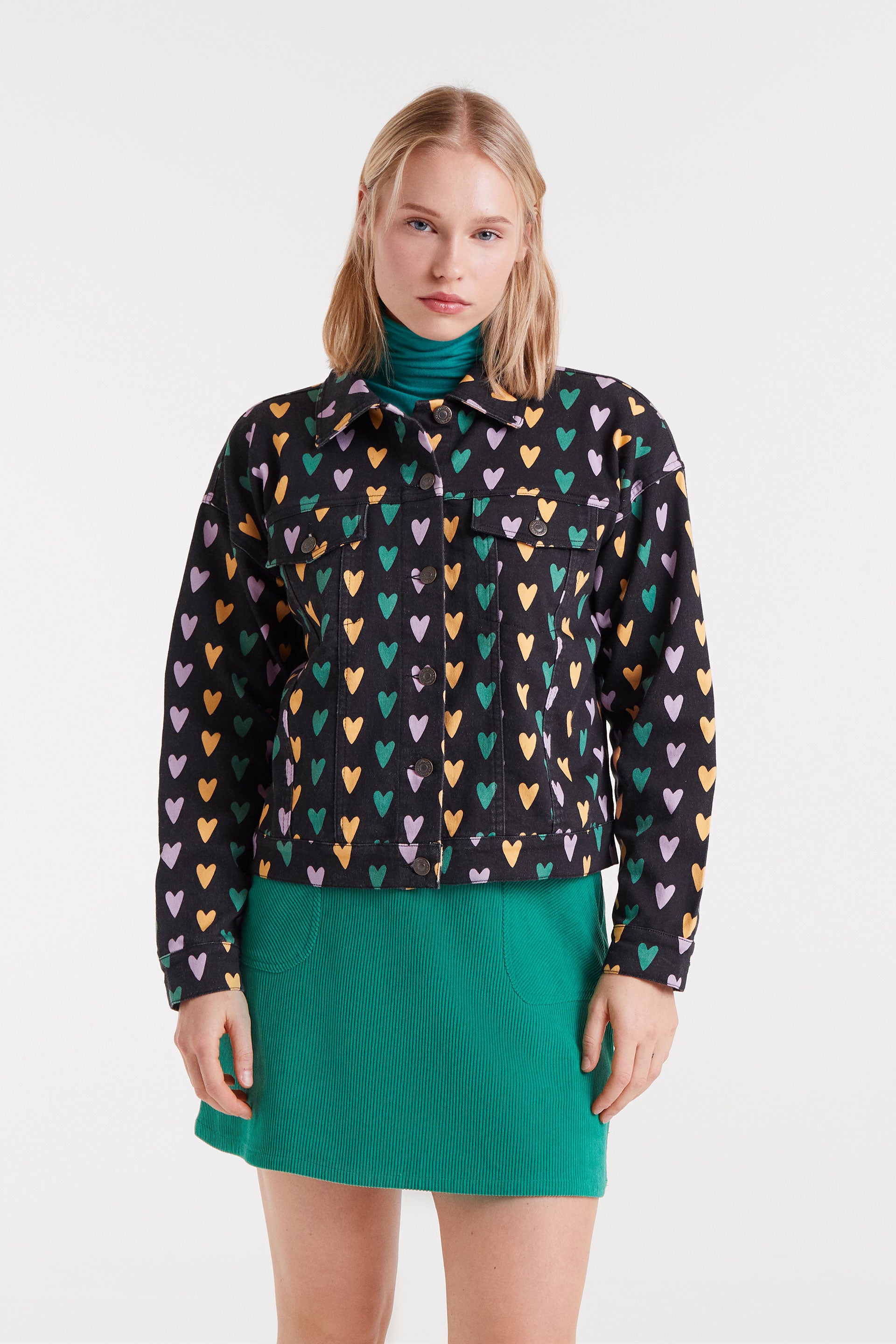 Chaqueta vaquera negra con corazones multicolor