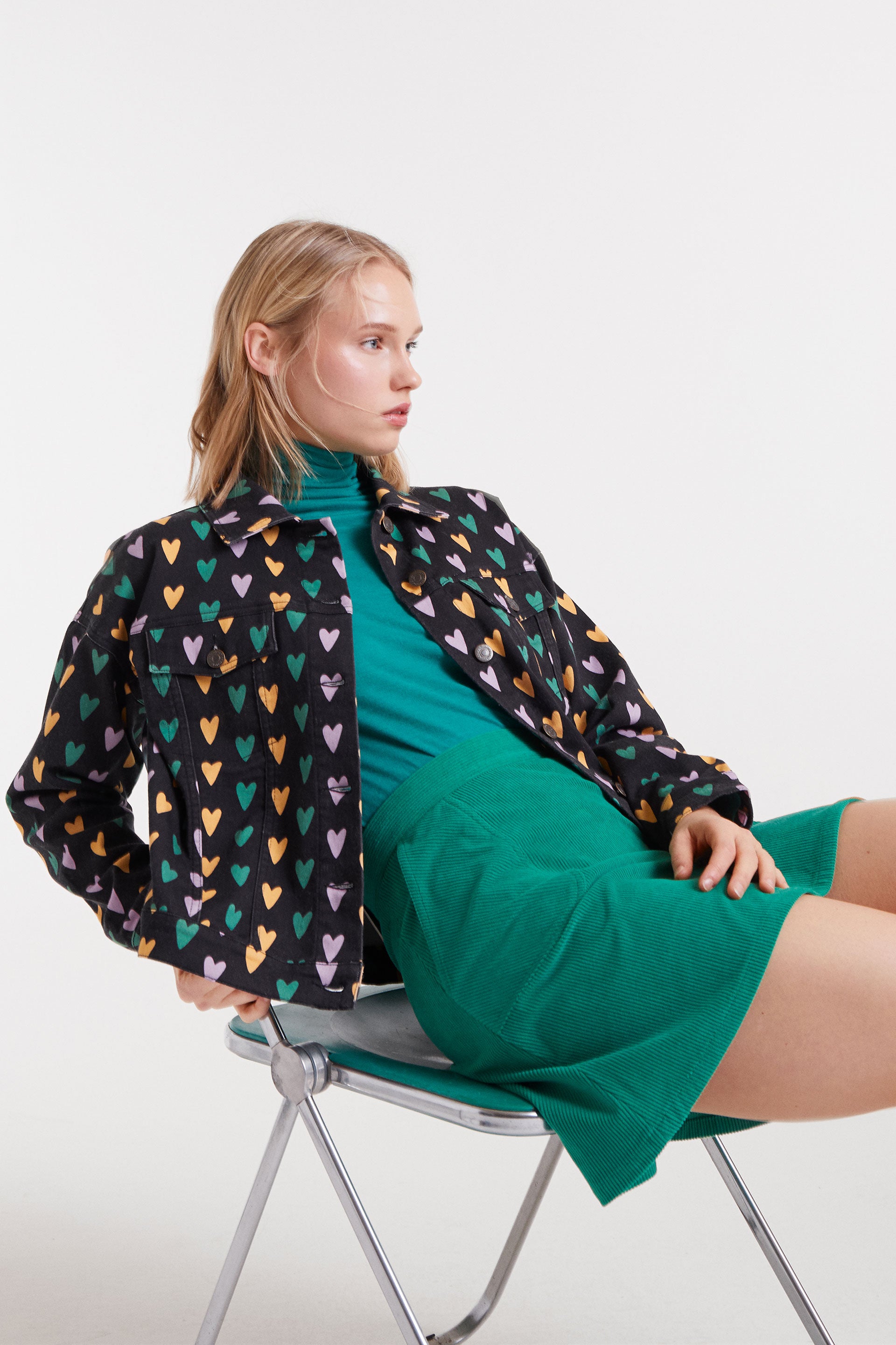 Chaqueta vaquera negra con corazones multicolor