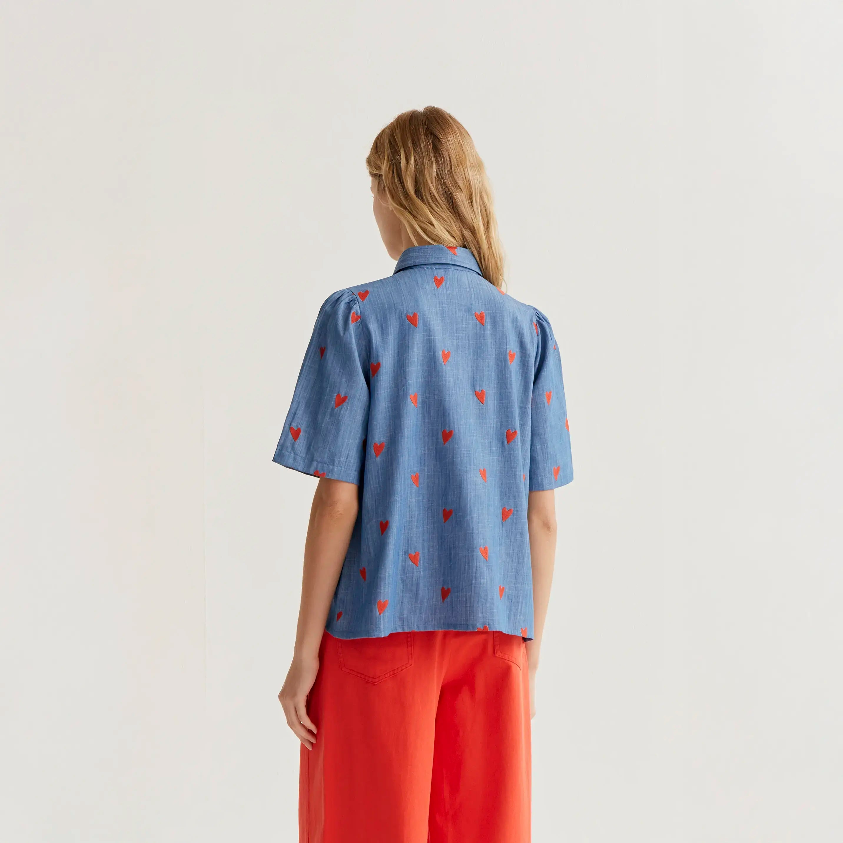 Camisa 100% algodón chambray con bordado de corazones