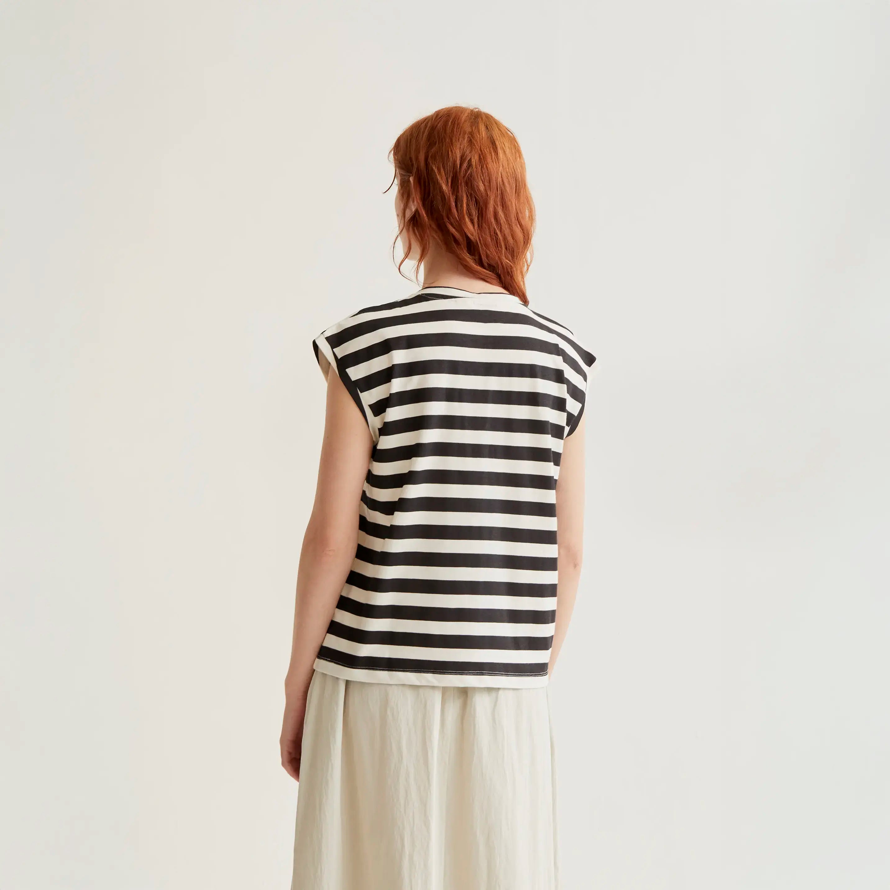 Camiseta con estampado de rayas negras con bordado de tulipán