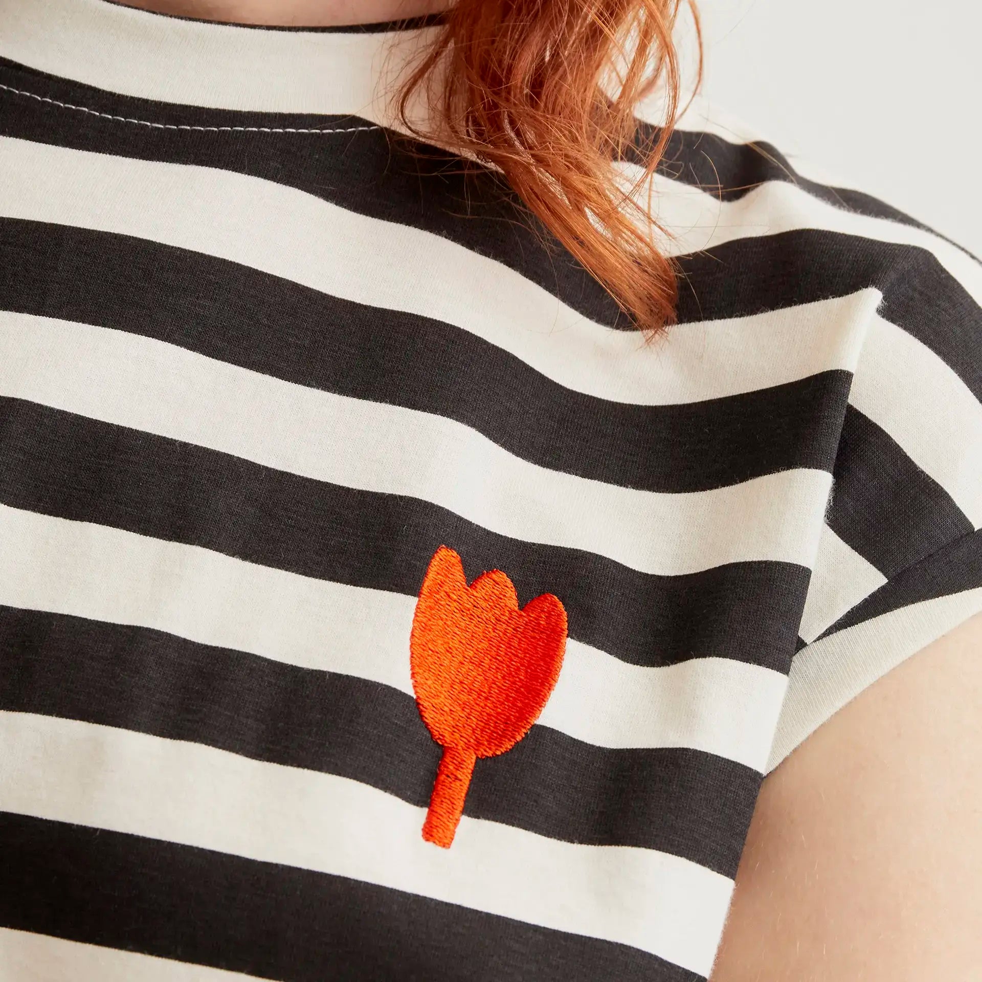 Camiseta con estampado de rayas negras con bordado de tulipán