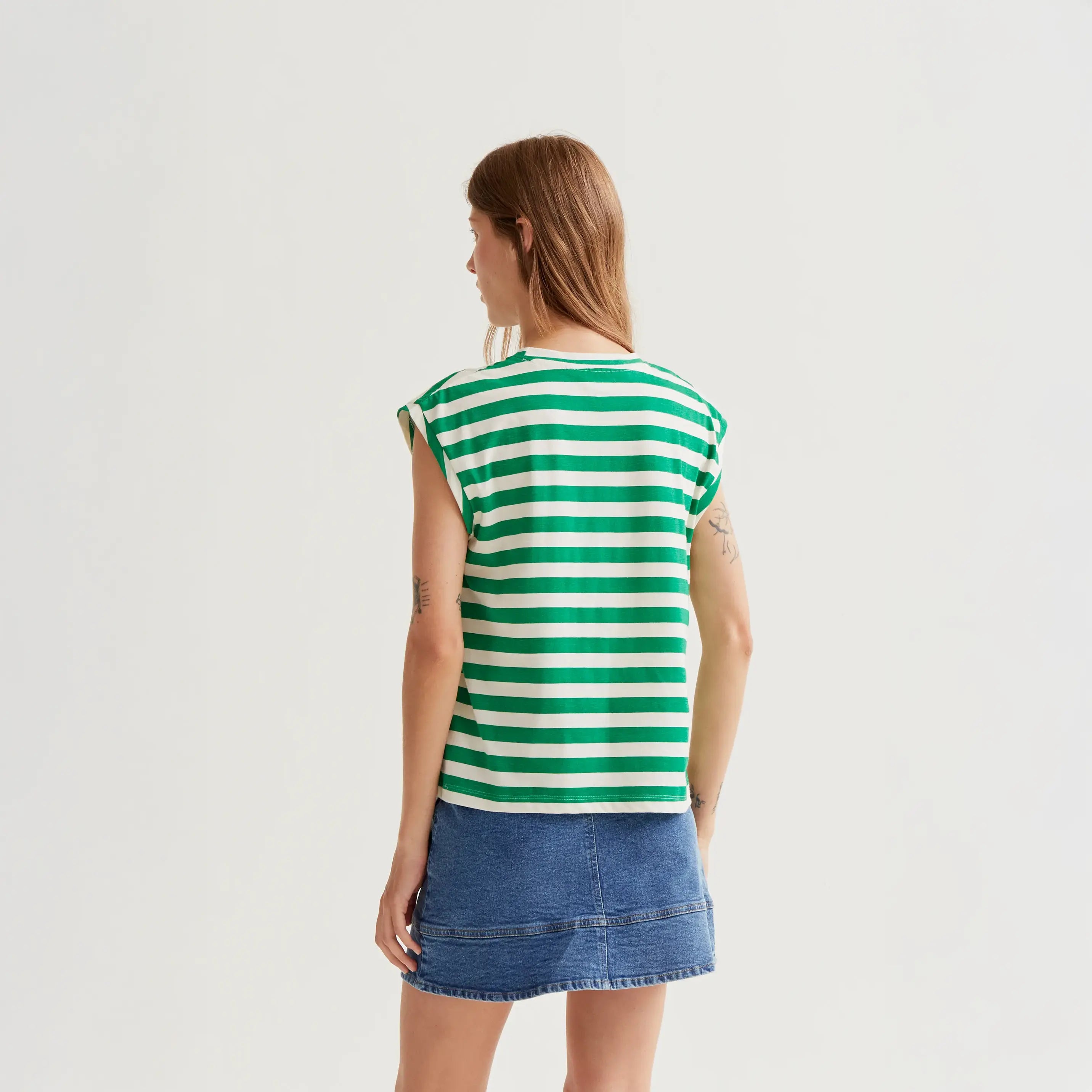 Camiseta con estampado de rayas verdes con bordado de tulipán