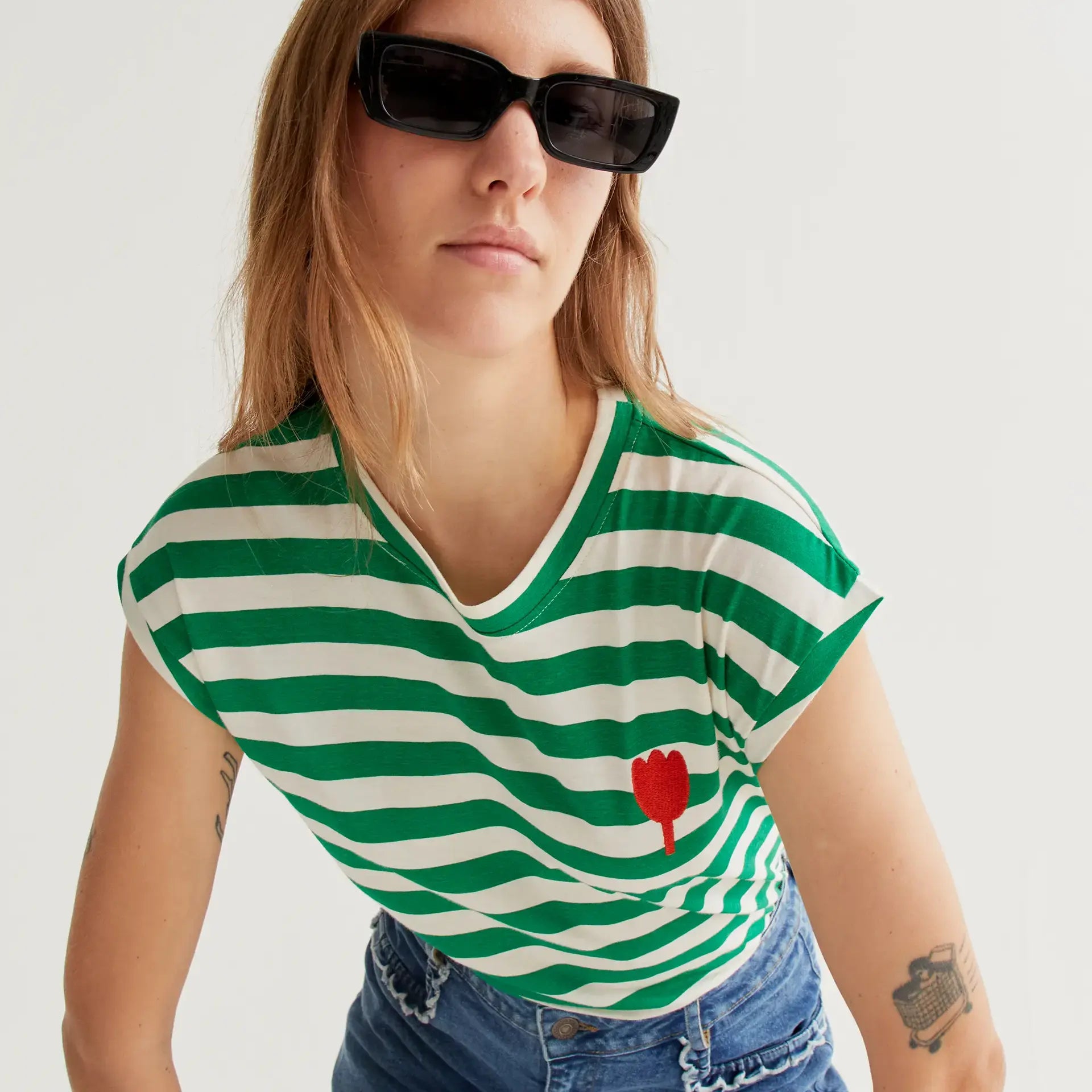 T-shirt à rayures vertes avec broderie tulipe