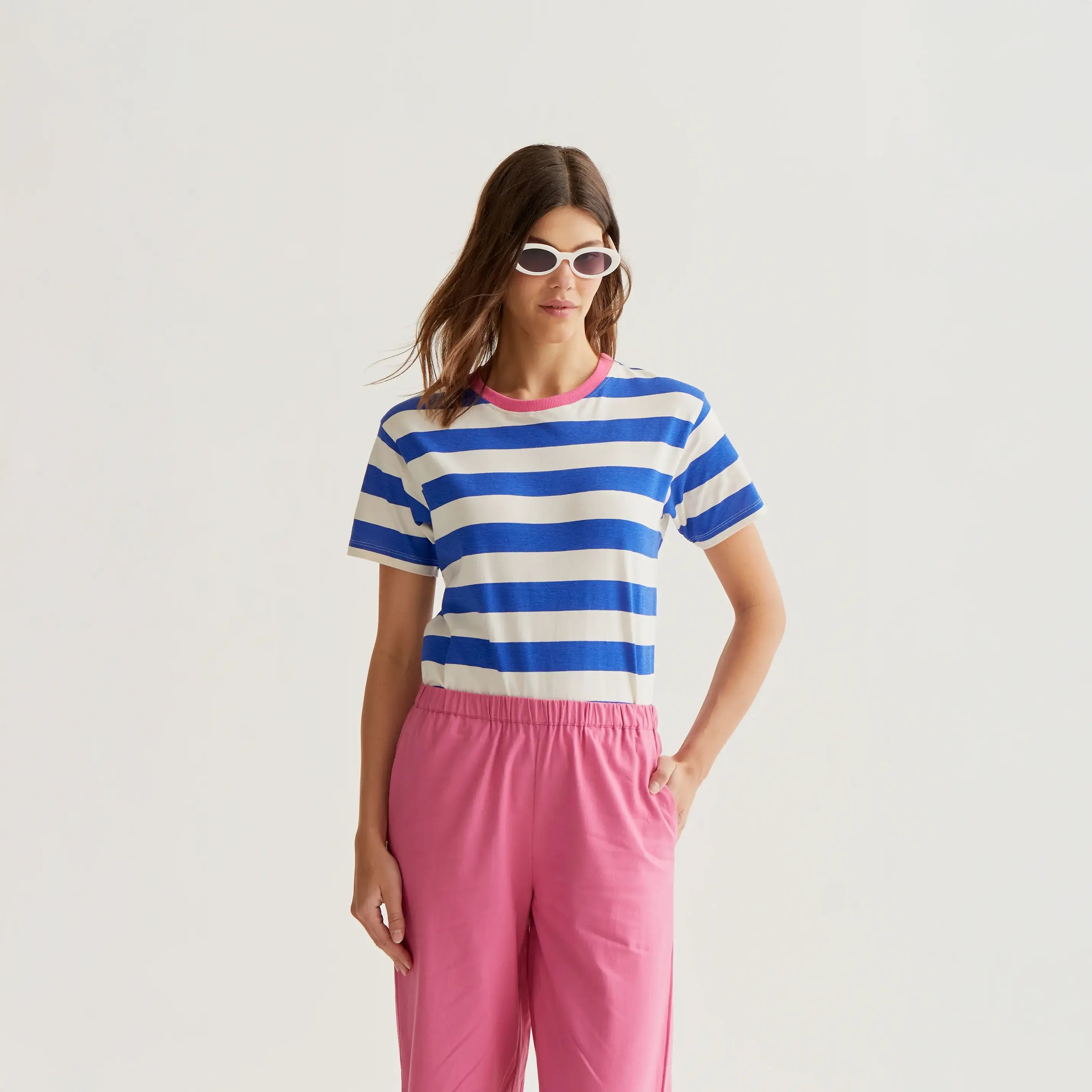 Camiseta con estampado de rayas azul y blanco