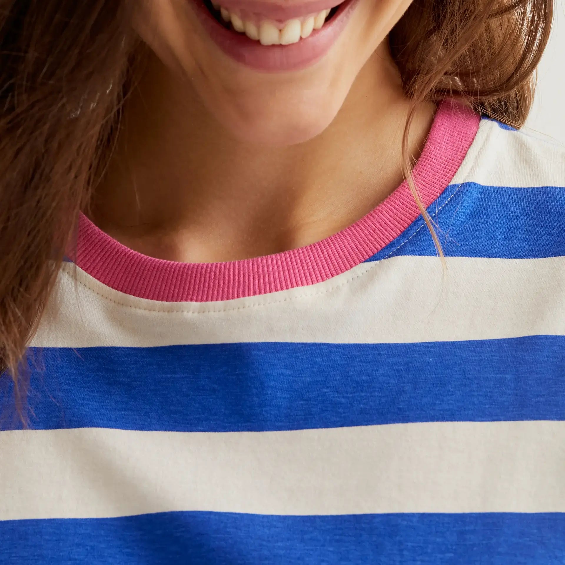 Camiseta con estampado de rayas azul y blanco