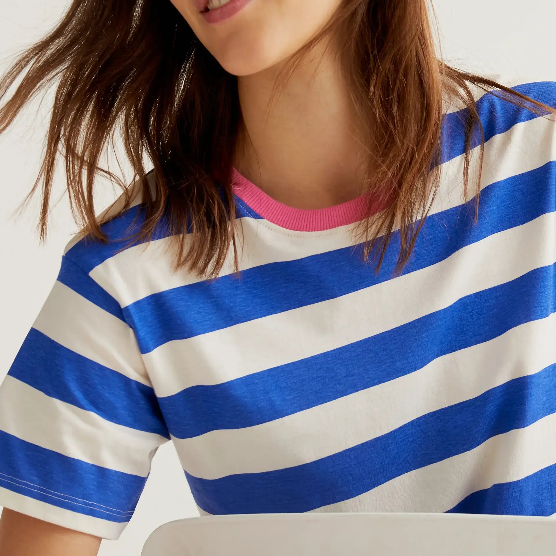 Camiseta con estampado de rayas azul y blanco