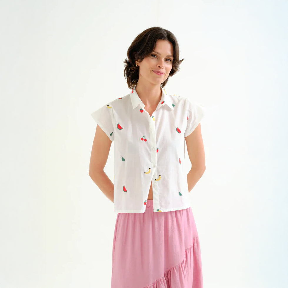 Camisa blanca 100% algodón con bordado de ensalada de frutas
