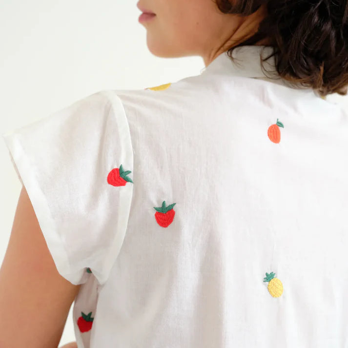 Camisa blanca 100% algodón con bordado de ensalada de frutas