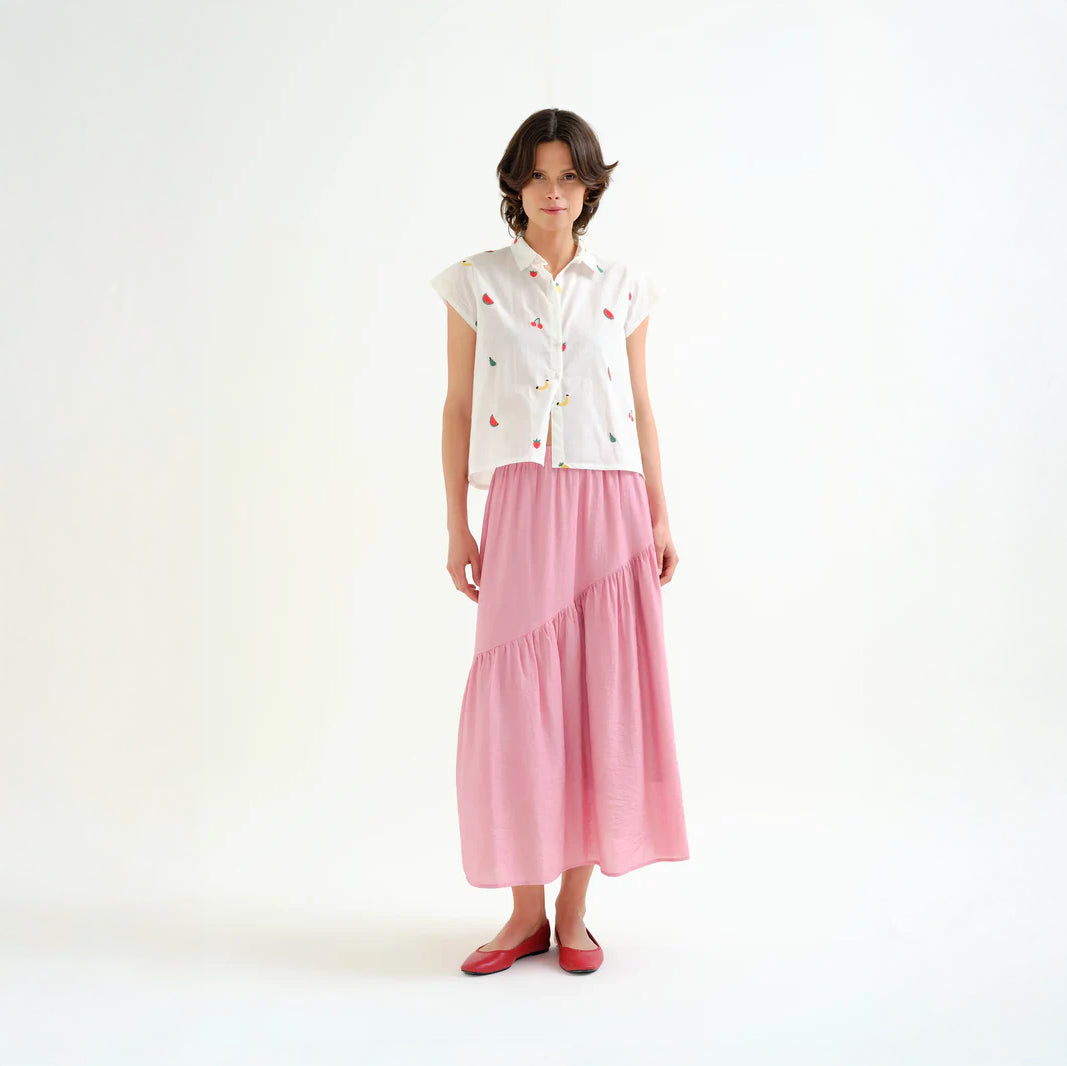 Camisa blanca 100% algodón con bordado de ensalada de frutas