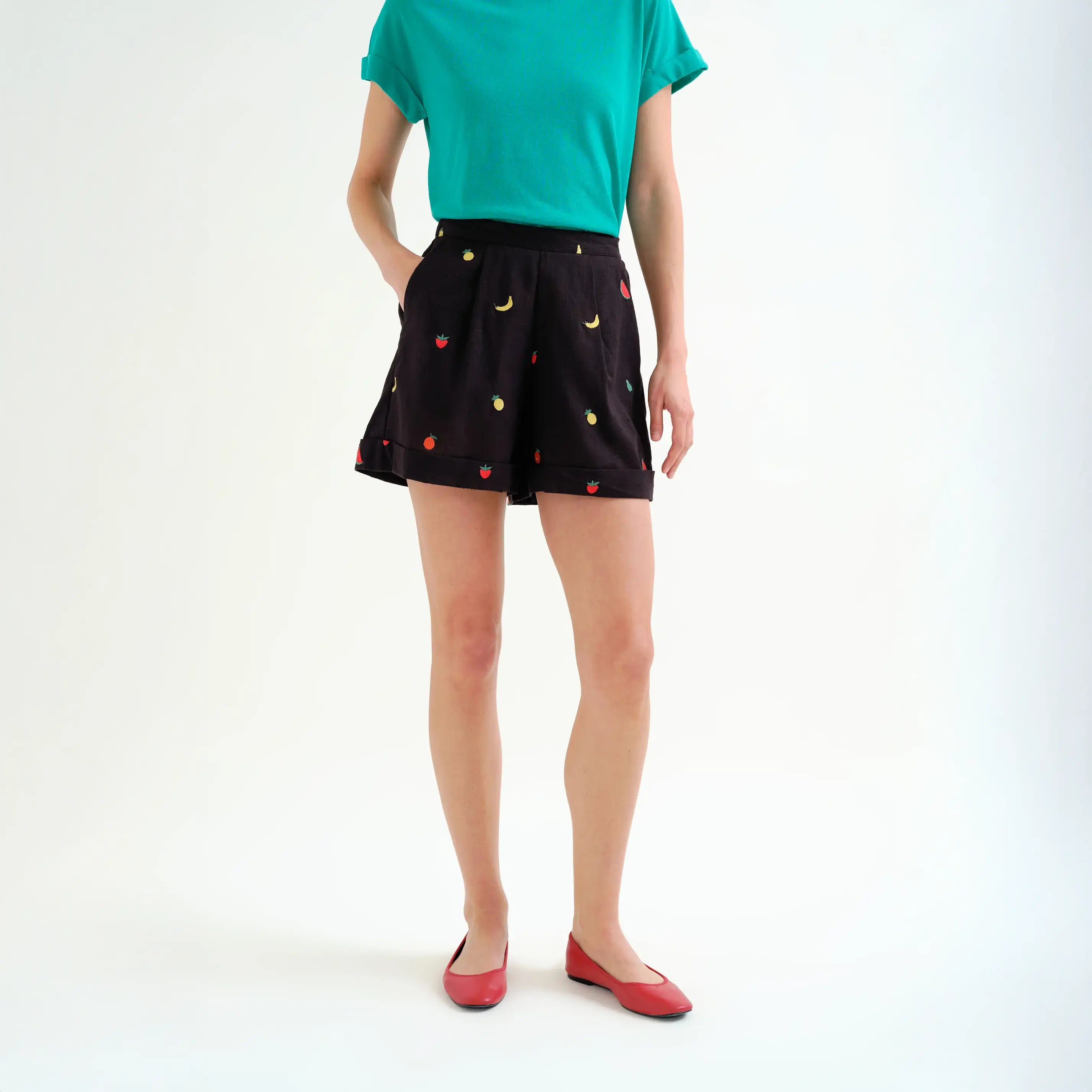 Shorts 100% algodón negro con bordado de Ensalada de frutas