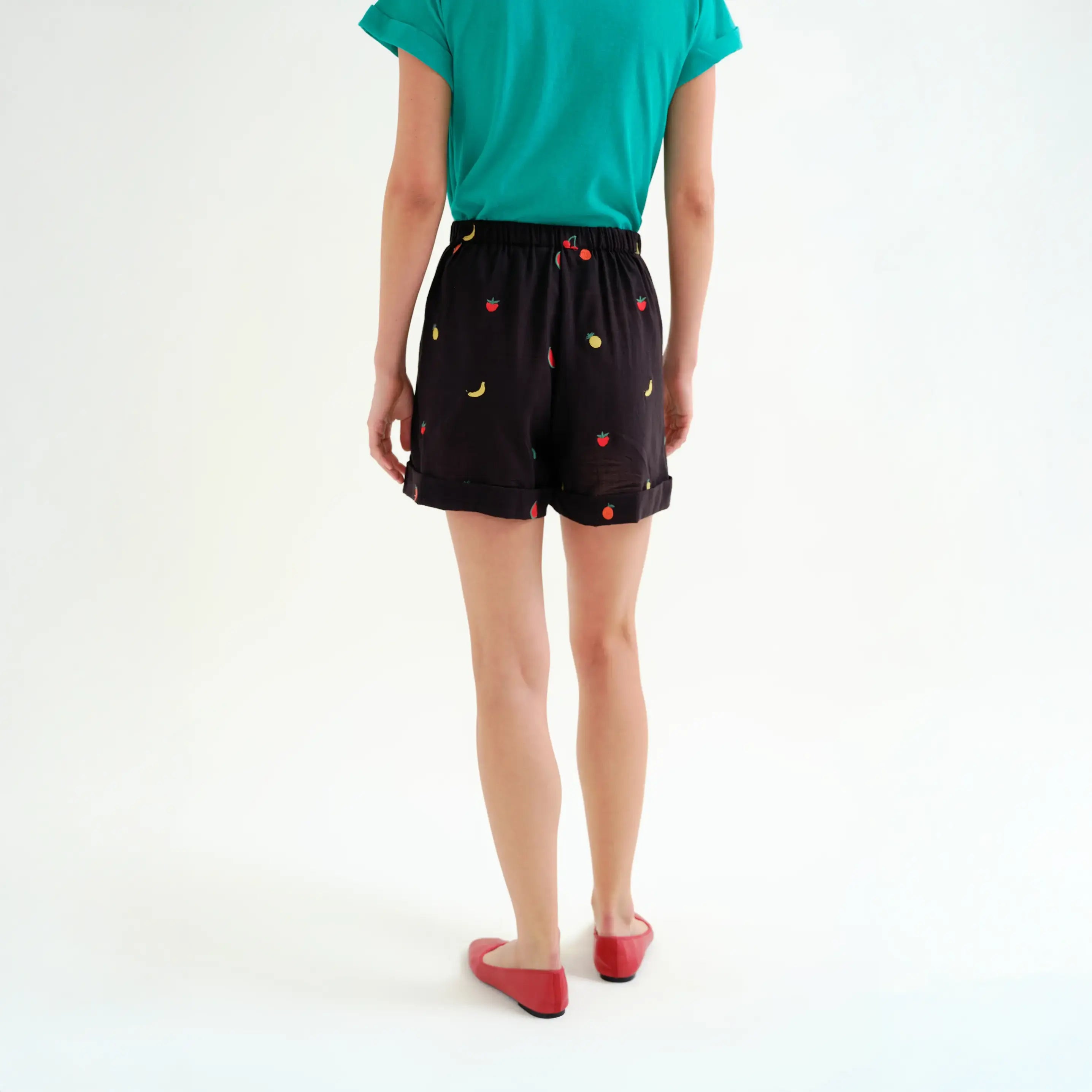 Shorts 100% algodón negro con bordado de Ensalada de frutas