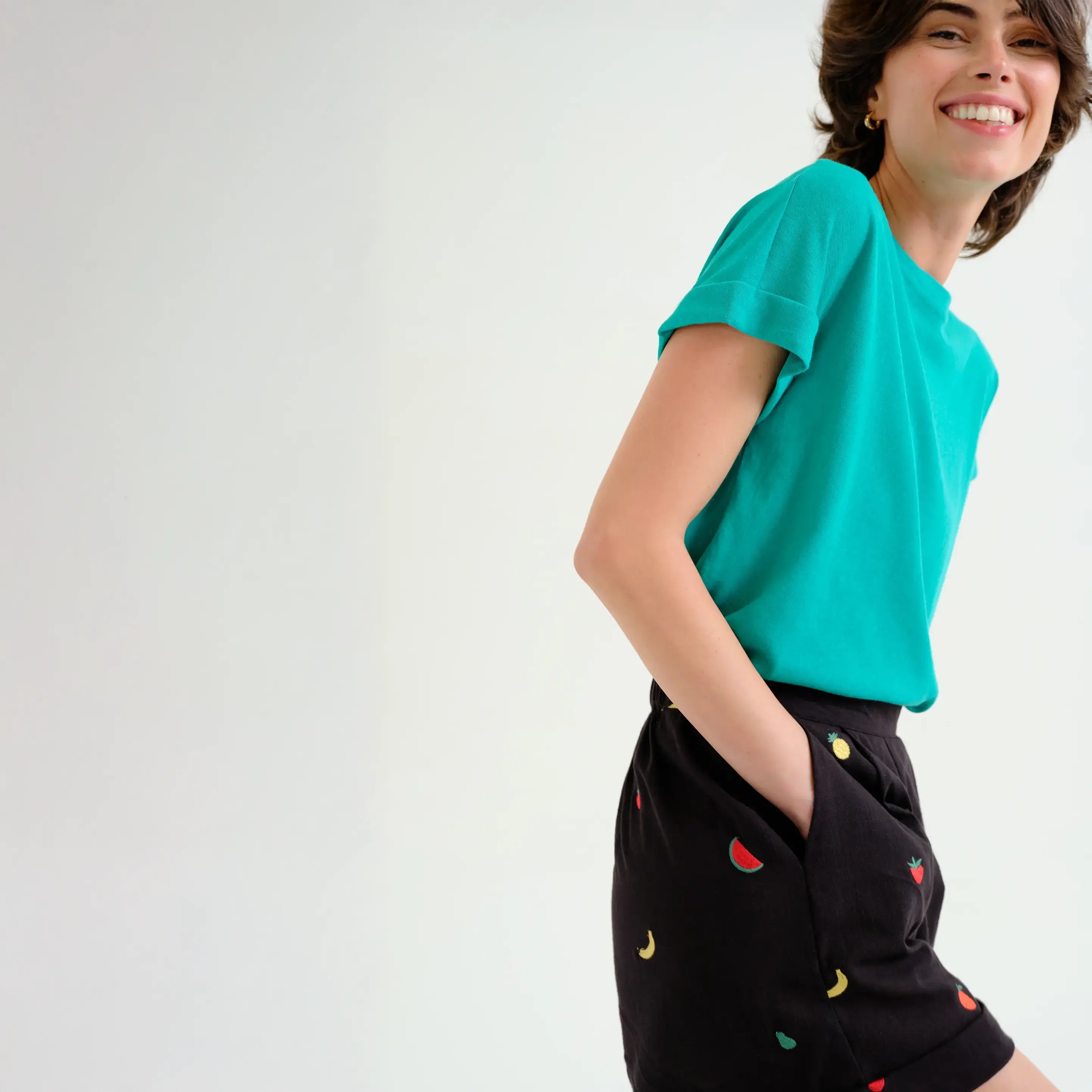 Shorts 100% algodón negro con bordado de Ensalada de frutas