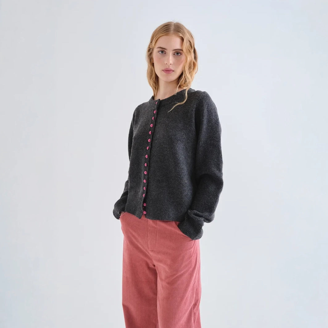 Cárdigan de Punto Gris Marengo con Botones Rosa Fucsia