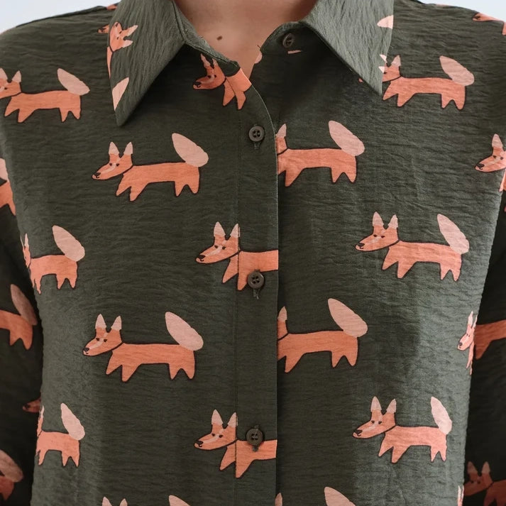 Camisa Fluida Verde Bosque con Estampado de Zorros Volpe