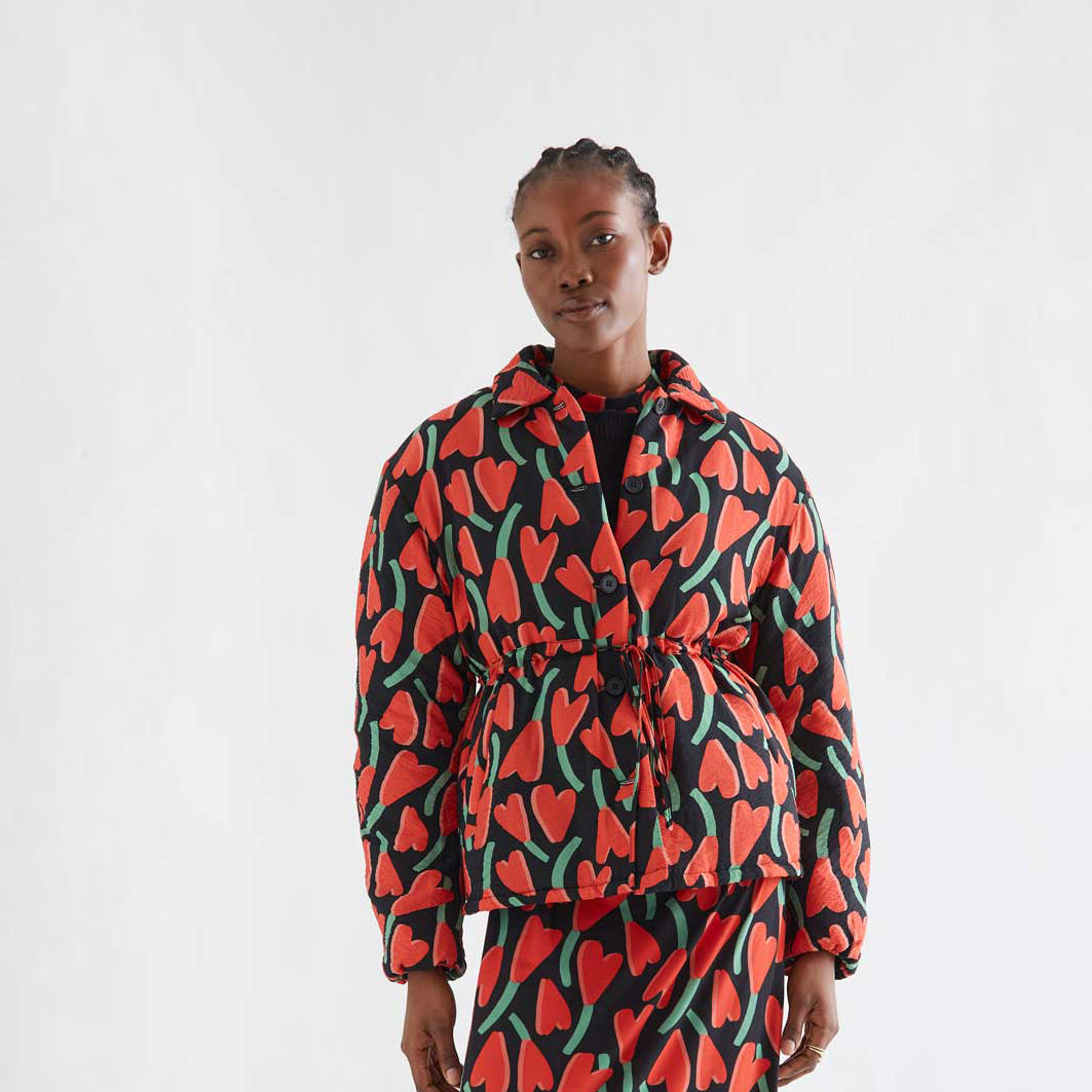 Chaqueta Acolchada Negra Estampado Ciclamen con Cordón Ajustable