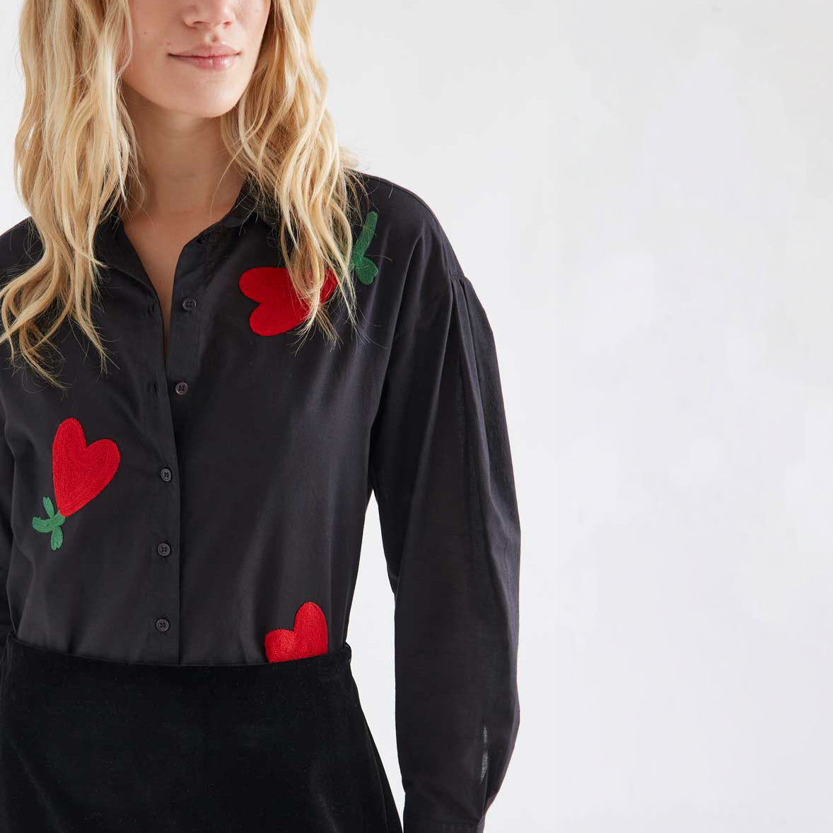 Camisa de Algodón Negra con Bordados Flor Corazón
