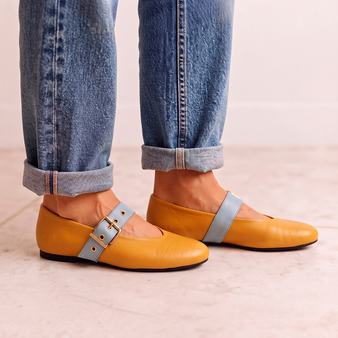 Nina oro y azul cielo