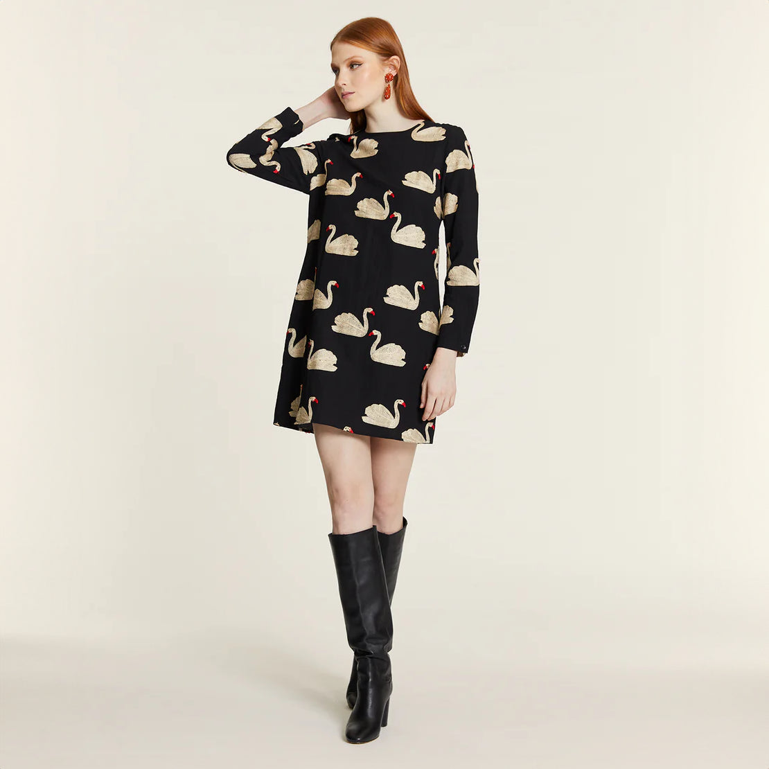 Vestido corto bordado cisnes