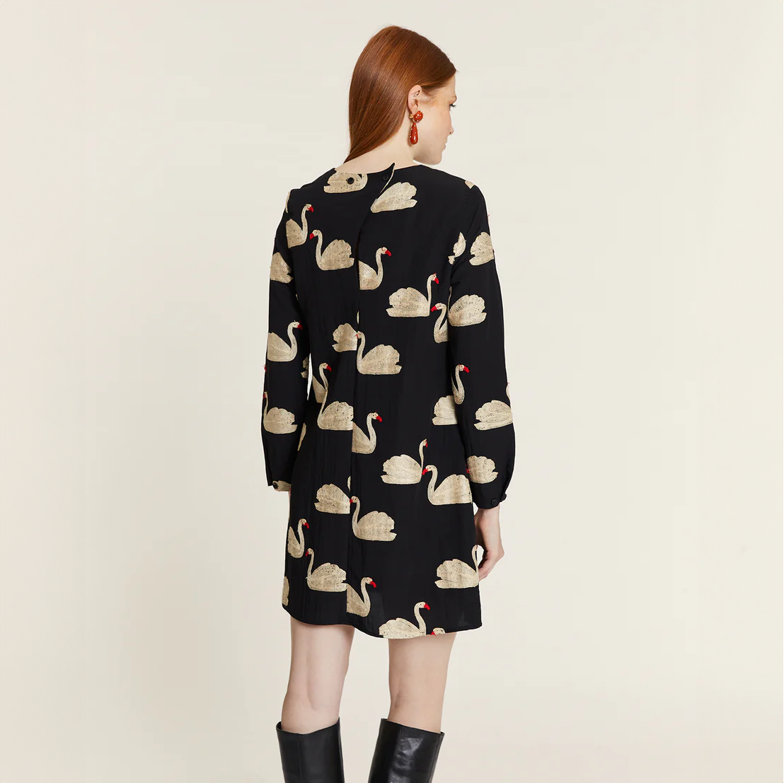 Vestido corto bordado cisnes