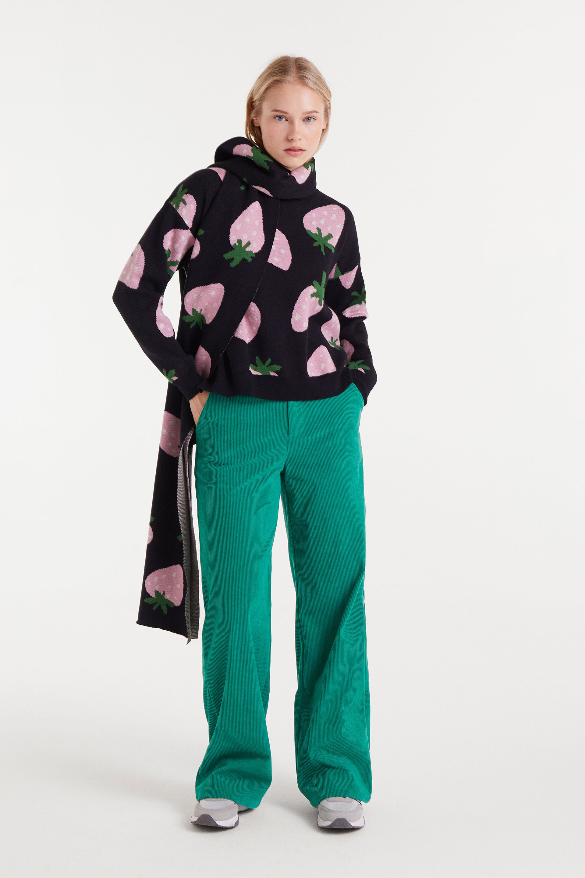 Jersey negro con estampado de fresas rosas