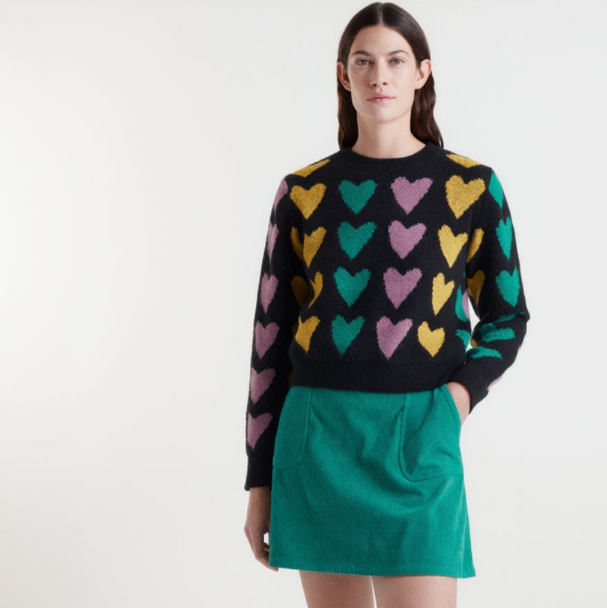 Jersey negro con corazones de colores vivos