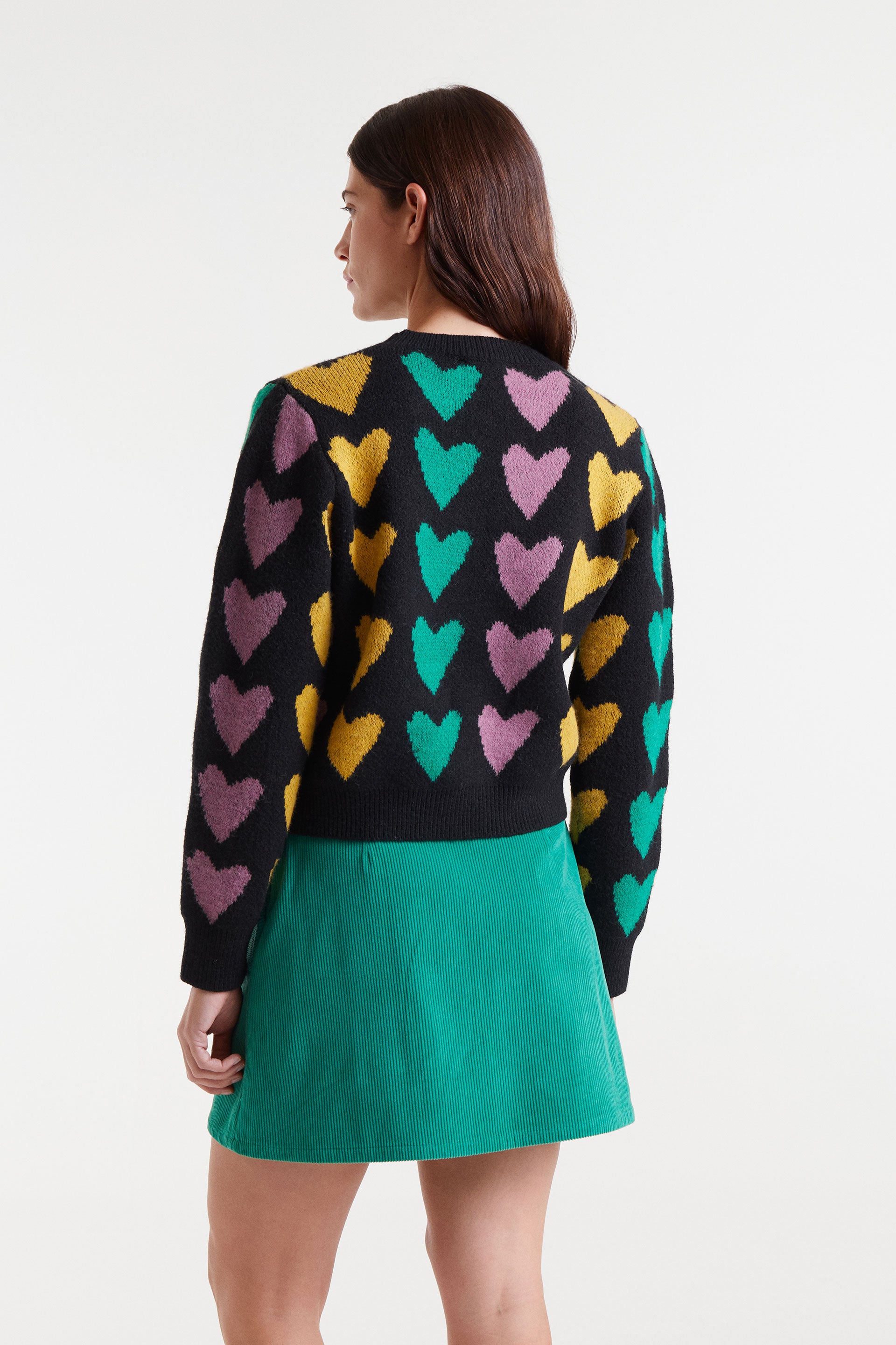 Jersey negro con corazones de colores vivos