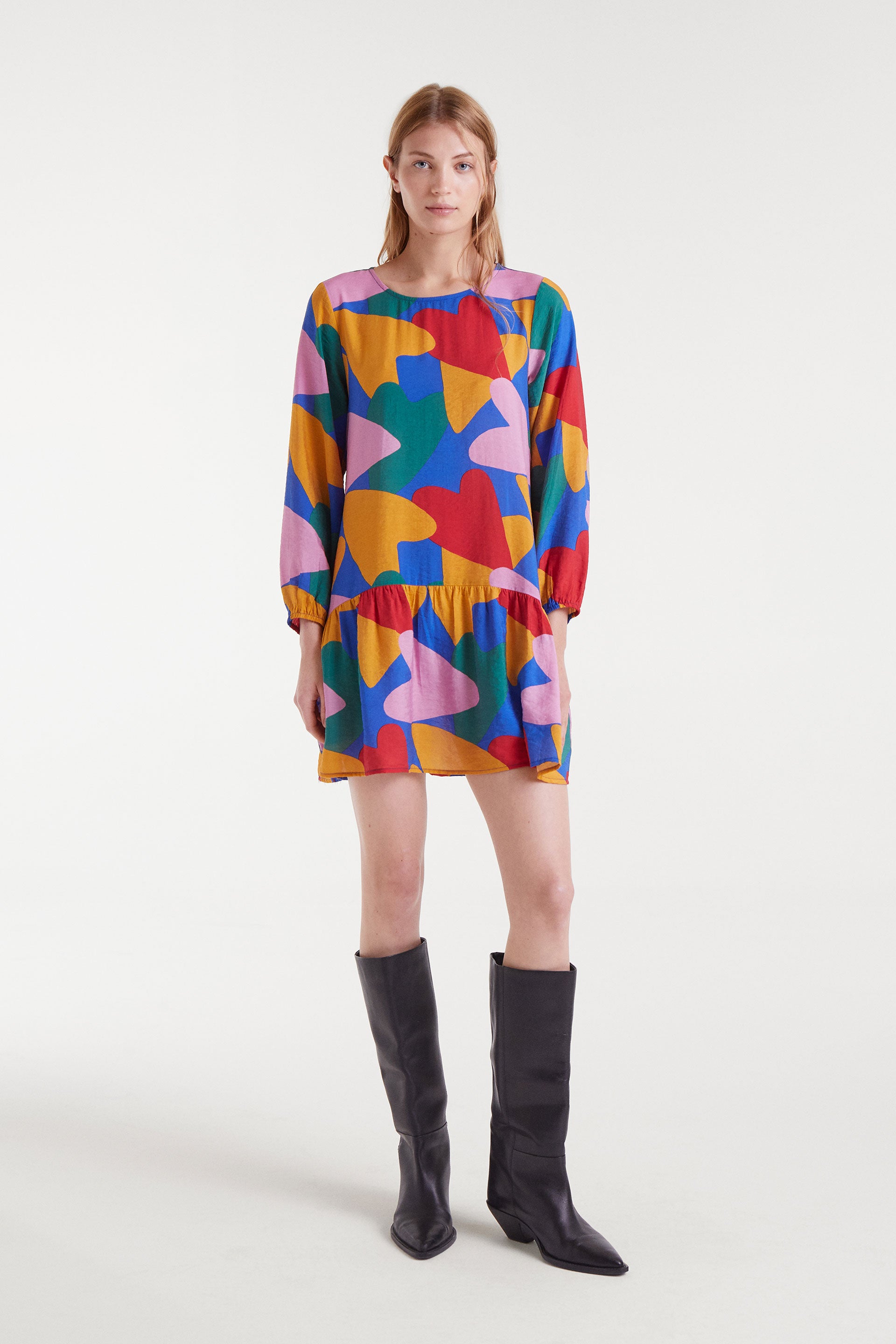 Vestido corto multicolor con estampado de corazones