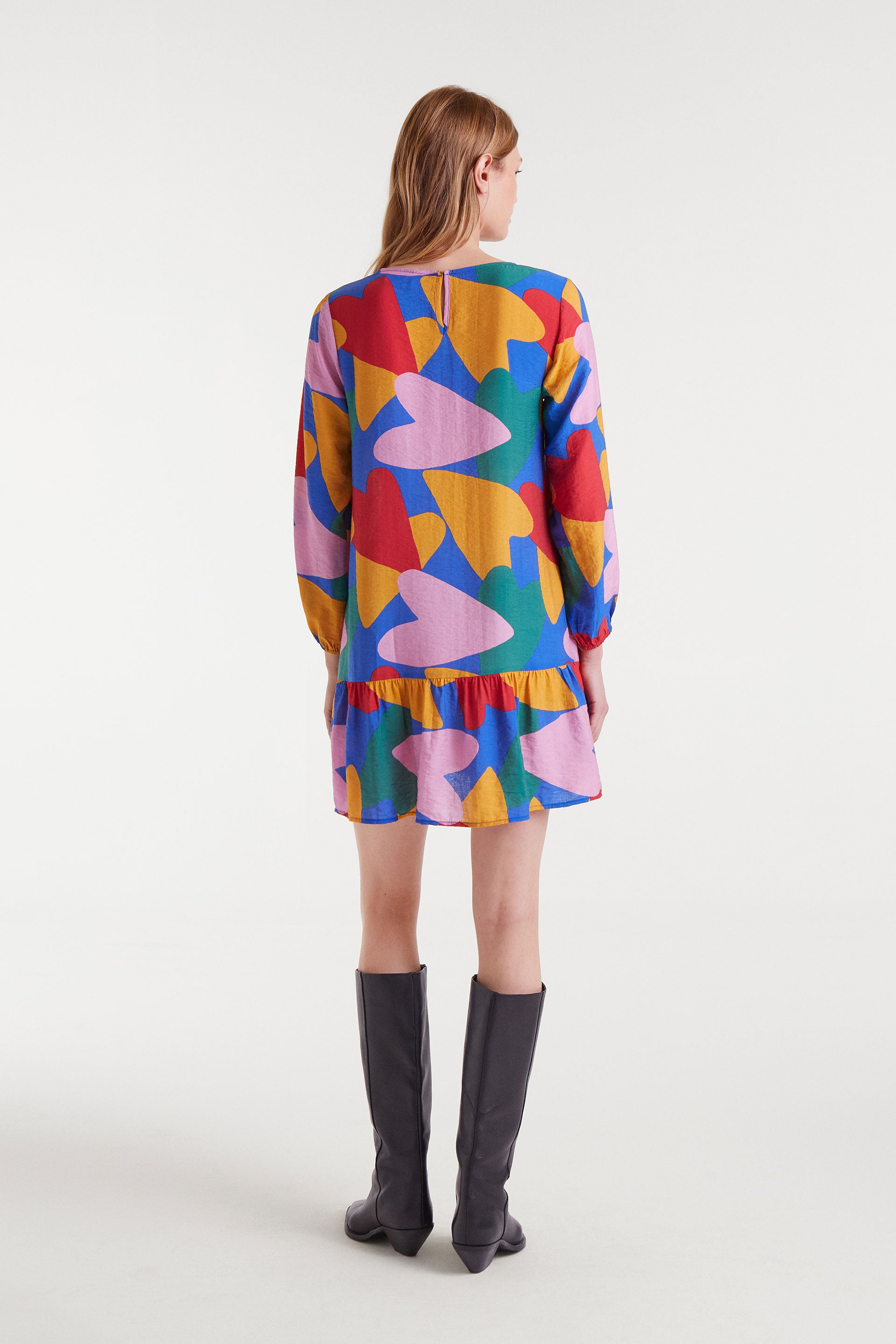 Vestido corto multicolor con estampado de corazones