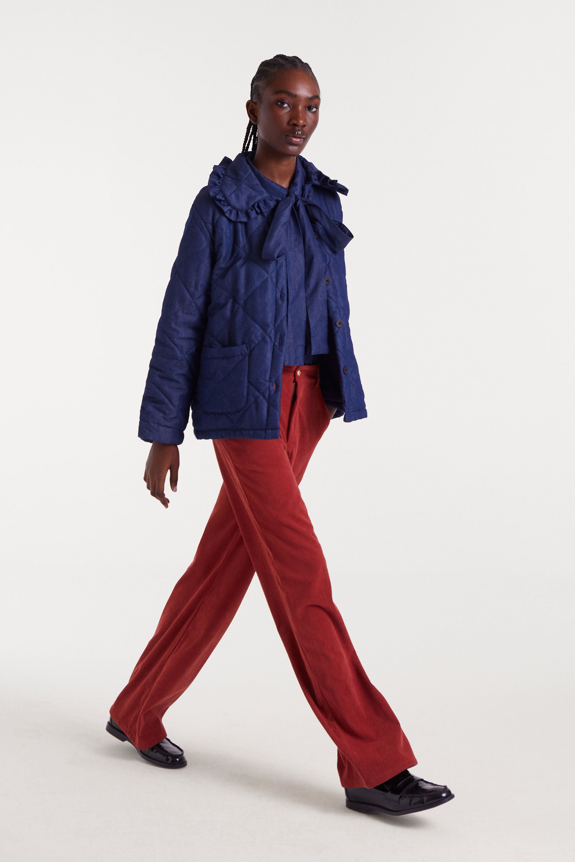 Chaqueta acolchada denim azul con cuello de volante