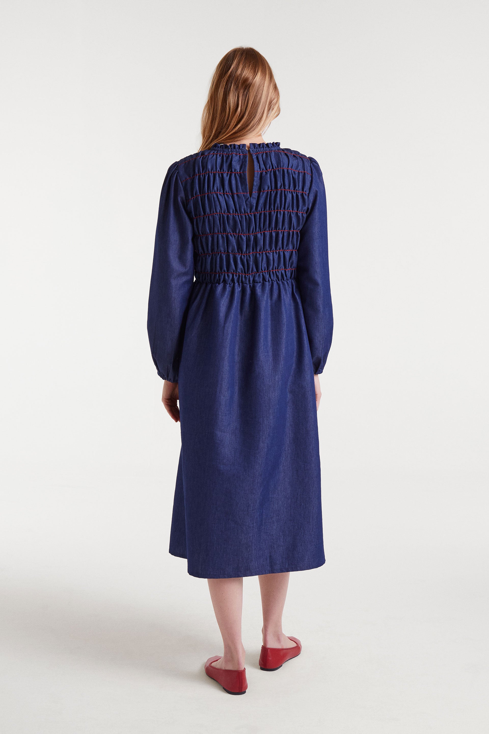 Vestido midi de denim azul con detalle fruncido