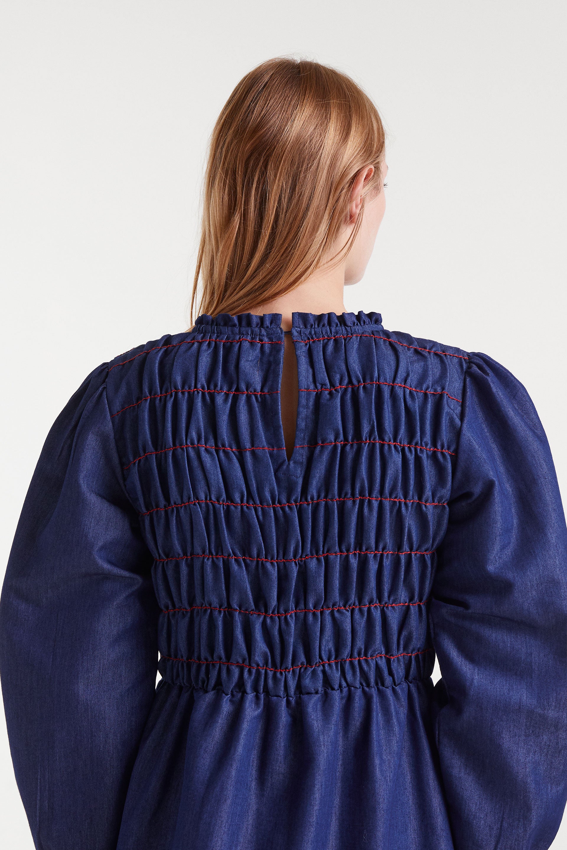 Vestido midi de denim azul con detalle fruncido