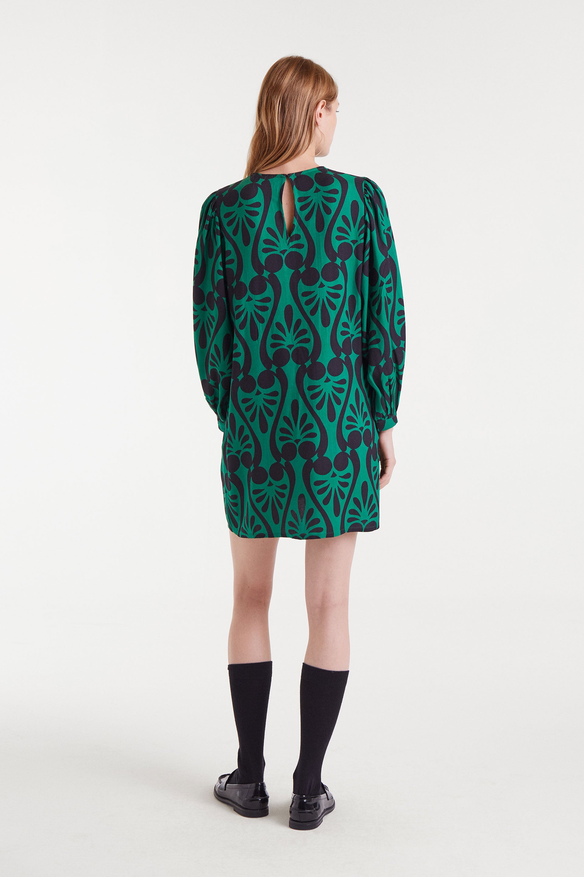 Vestido corto verde con estampado geométrico