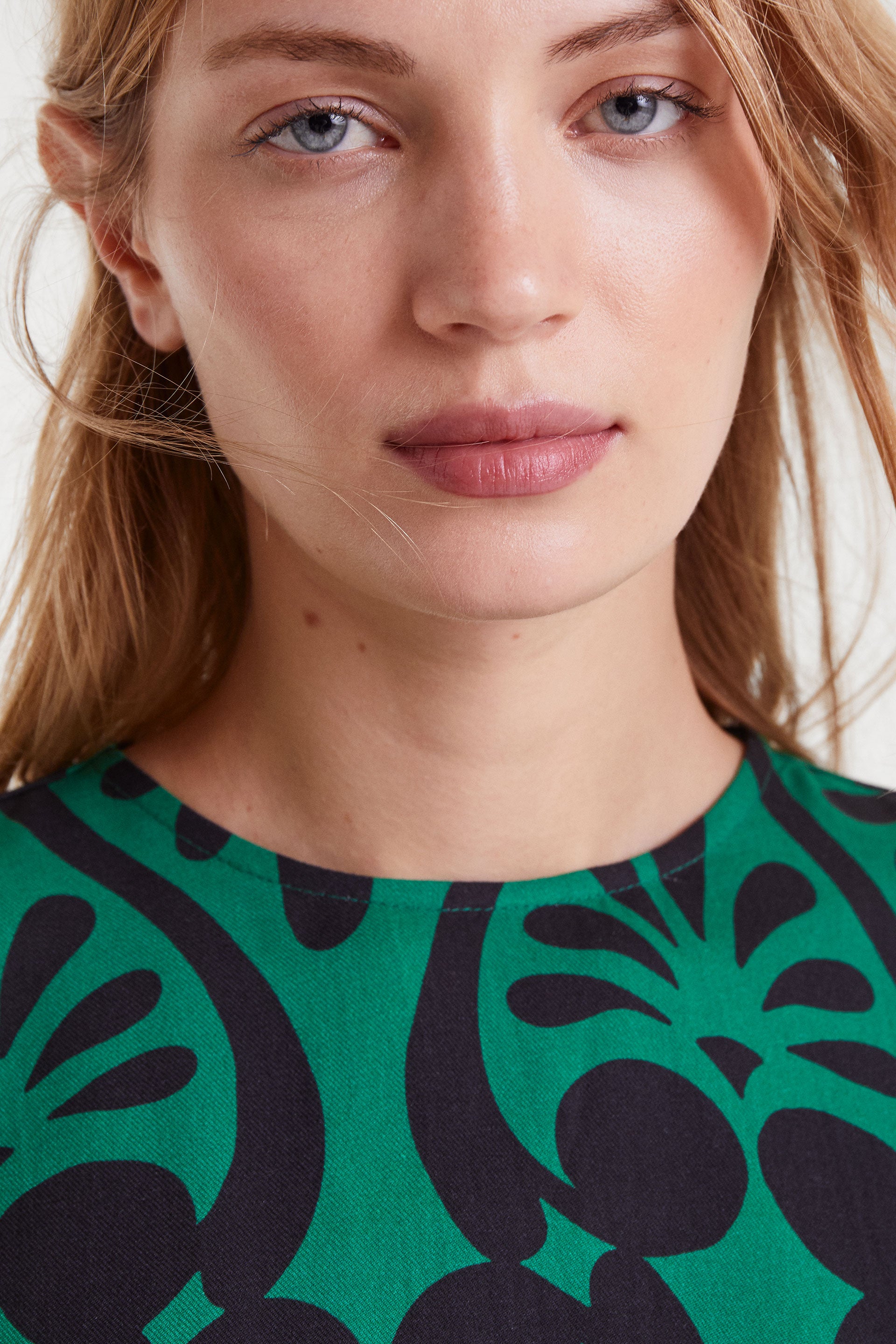 Vestido corto verde con estampado geométrico