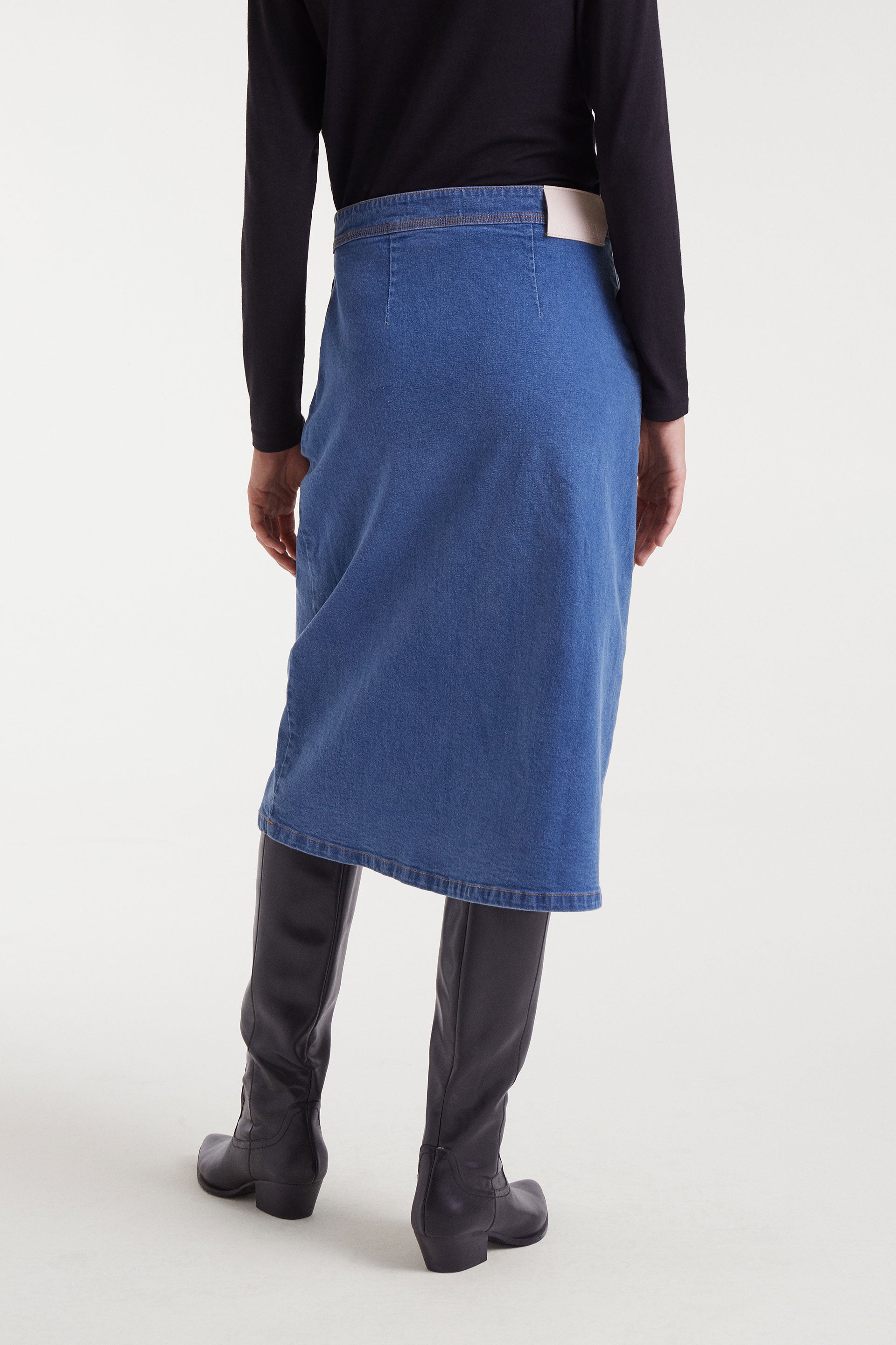 Falda midi de denim azul con botones delanteros