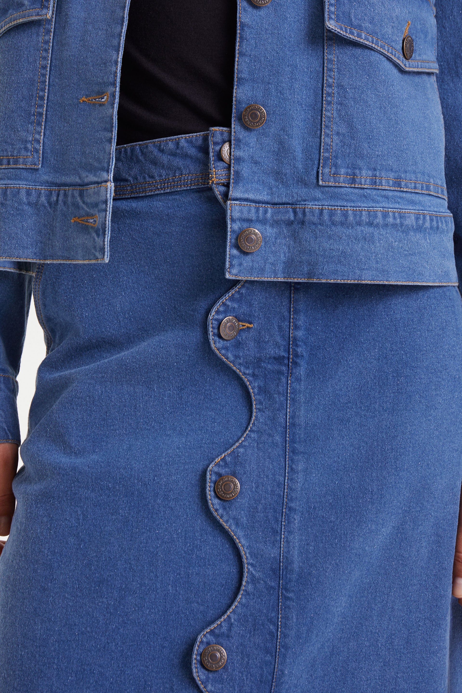 Falda midi de denim azul con botones delanteros